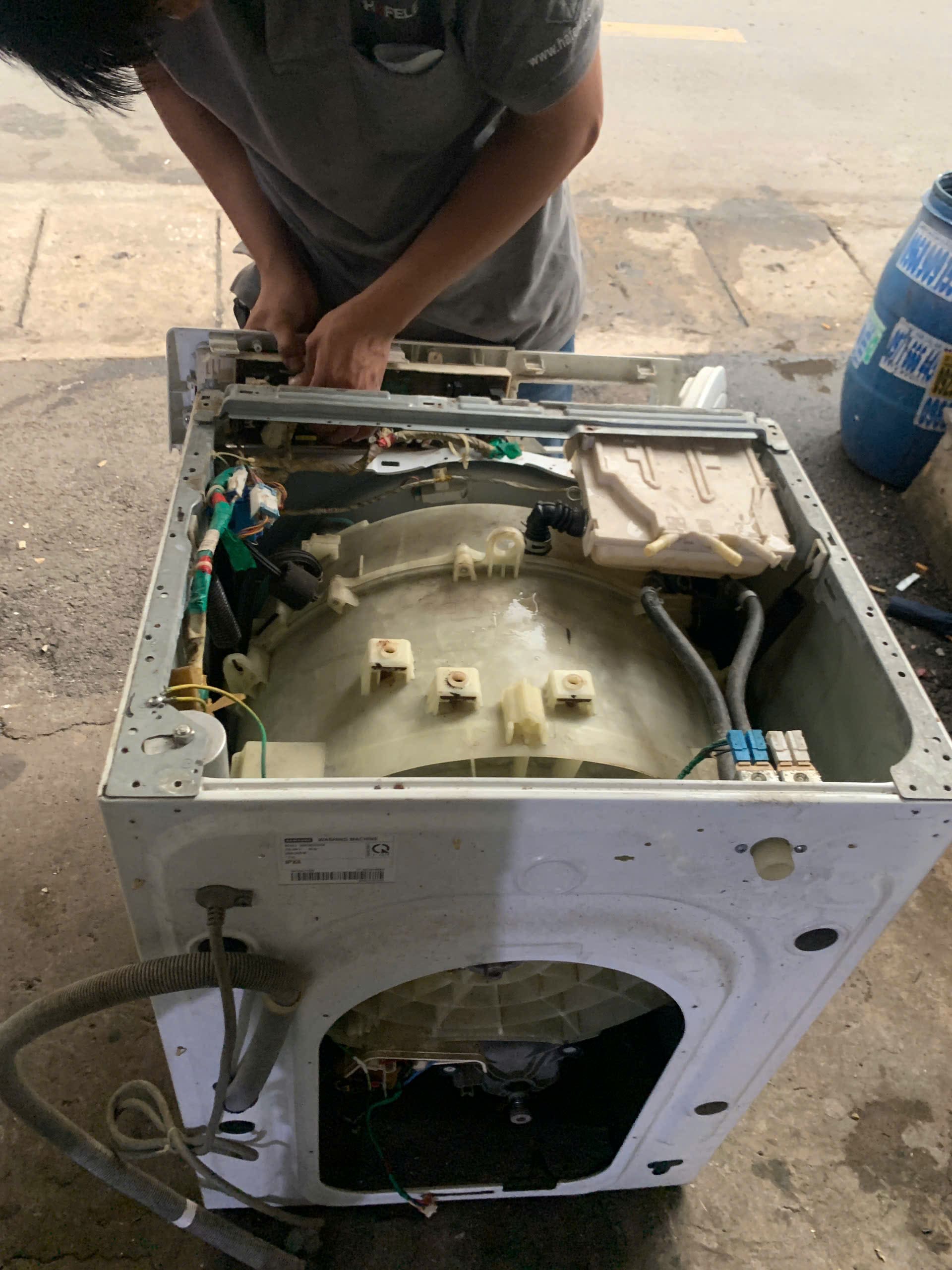 Kiểm tra rò rỉ nước ở ống cấp nước máy giặt.