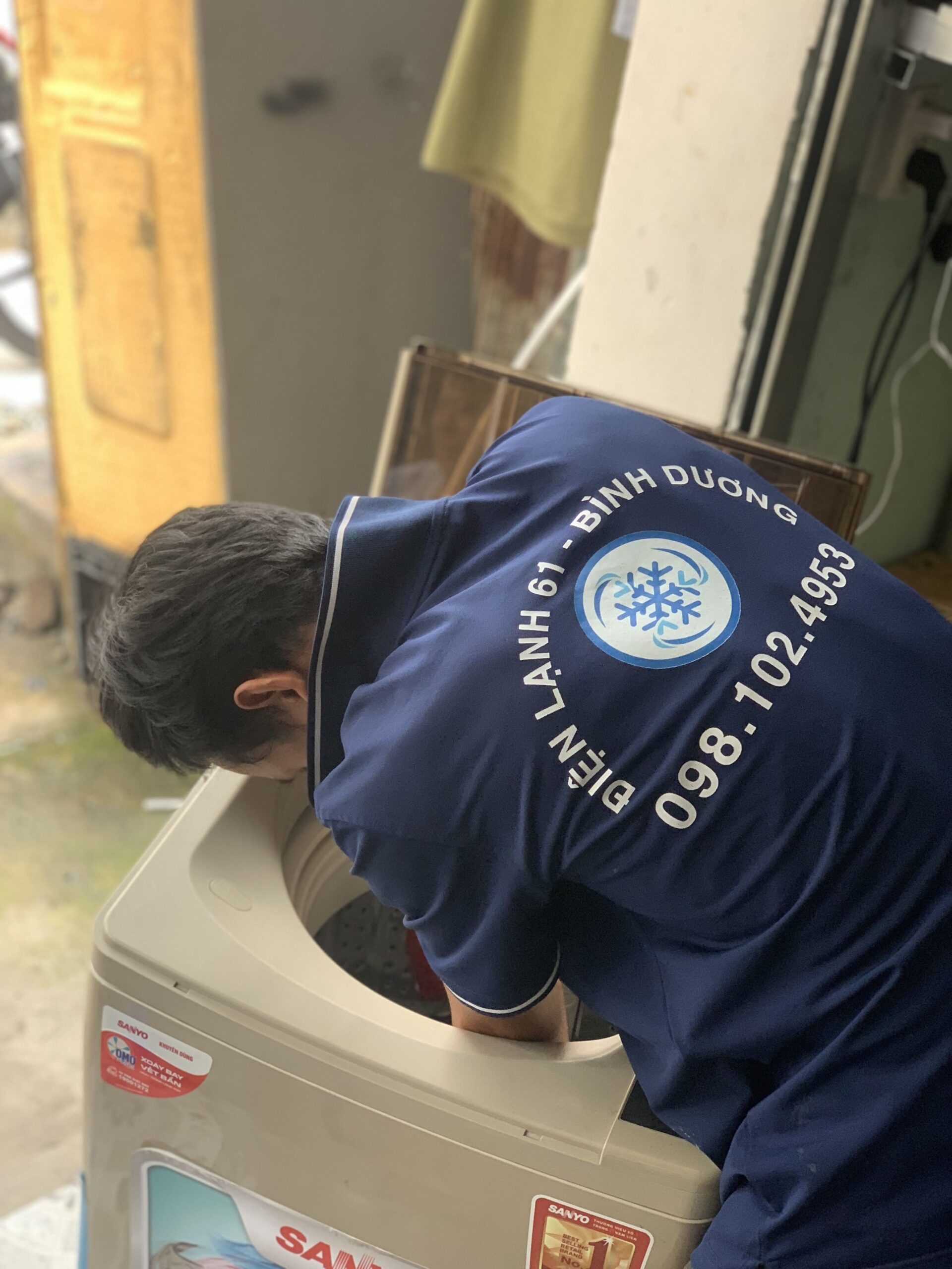 Máy giặt đặt không cân bằng trên sàn khiến nước bị tràn ra ngoài khi máy rung lắc