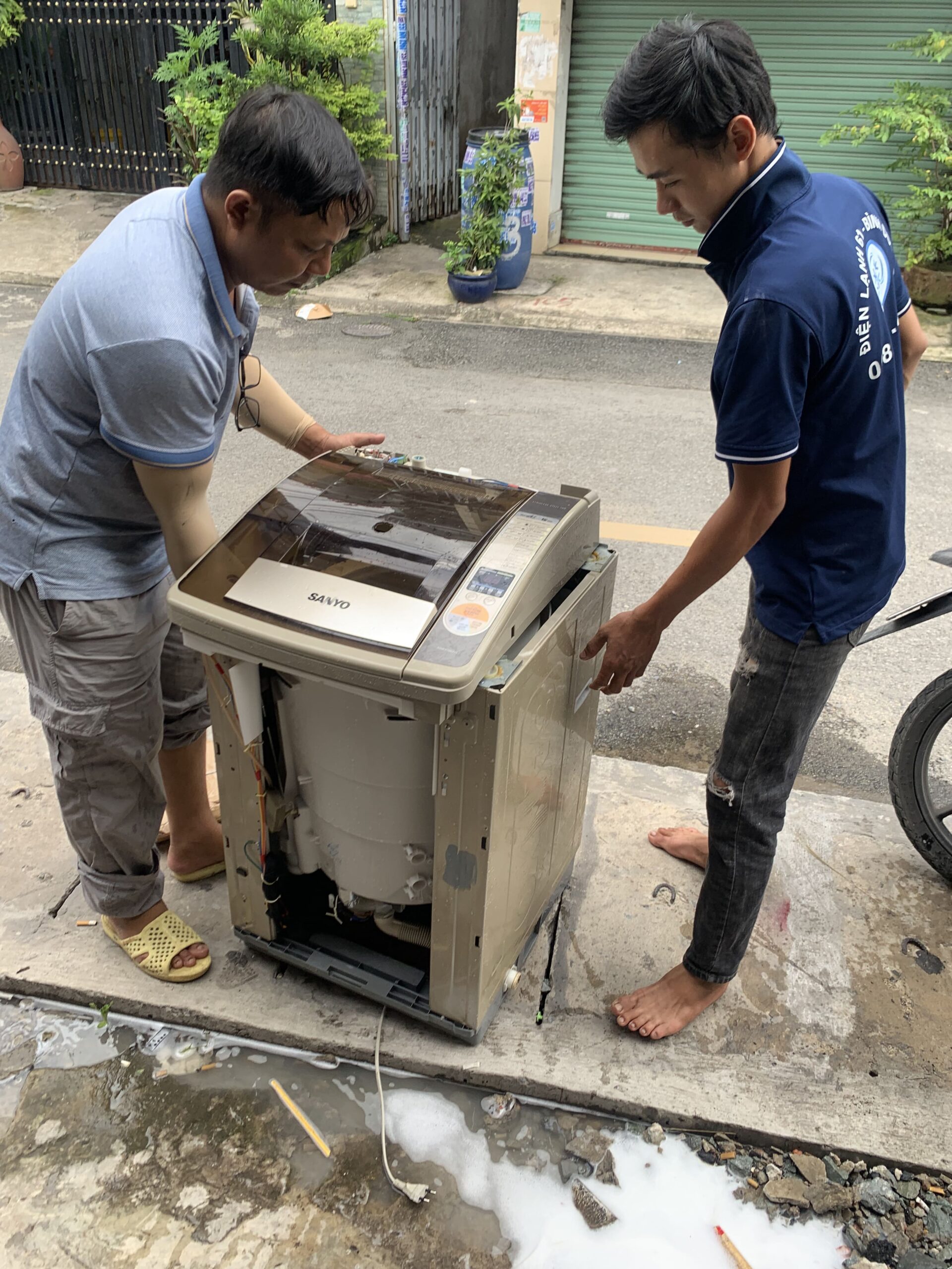 Thợ Điện Lạnh 61 đang tháo lồng máy giặt để vệ sinh bảo dưỡng tại nhà khách hàng.