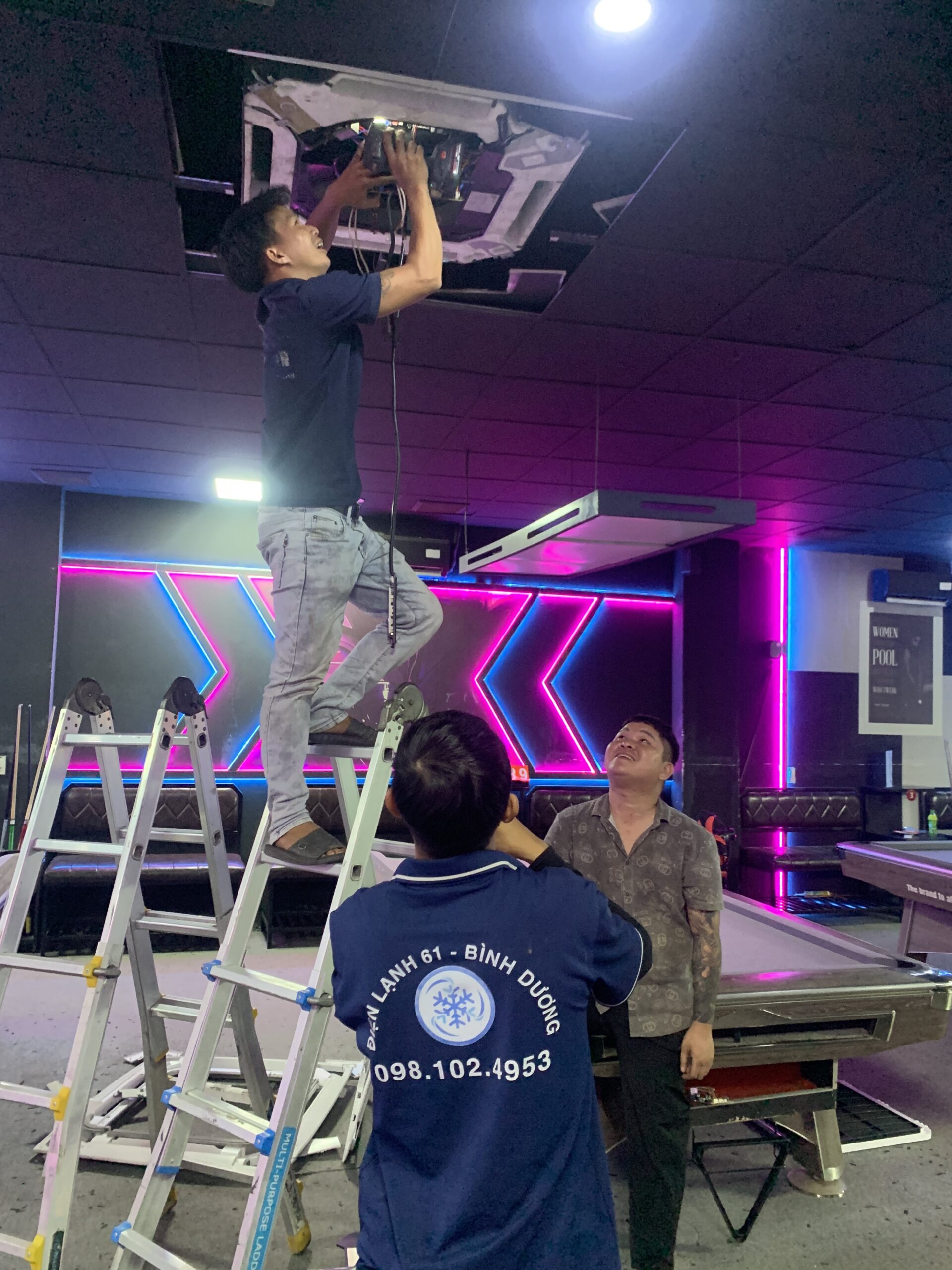 Quy trình vệ sinh máy lạnh âm trần cassette đòi hỏi kỹ thuật cao cho văn phòng tại Bình Dương