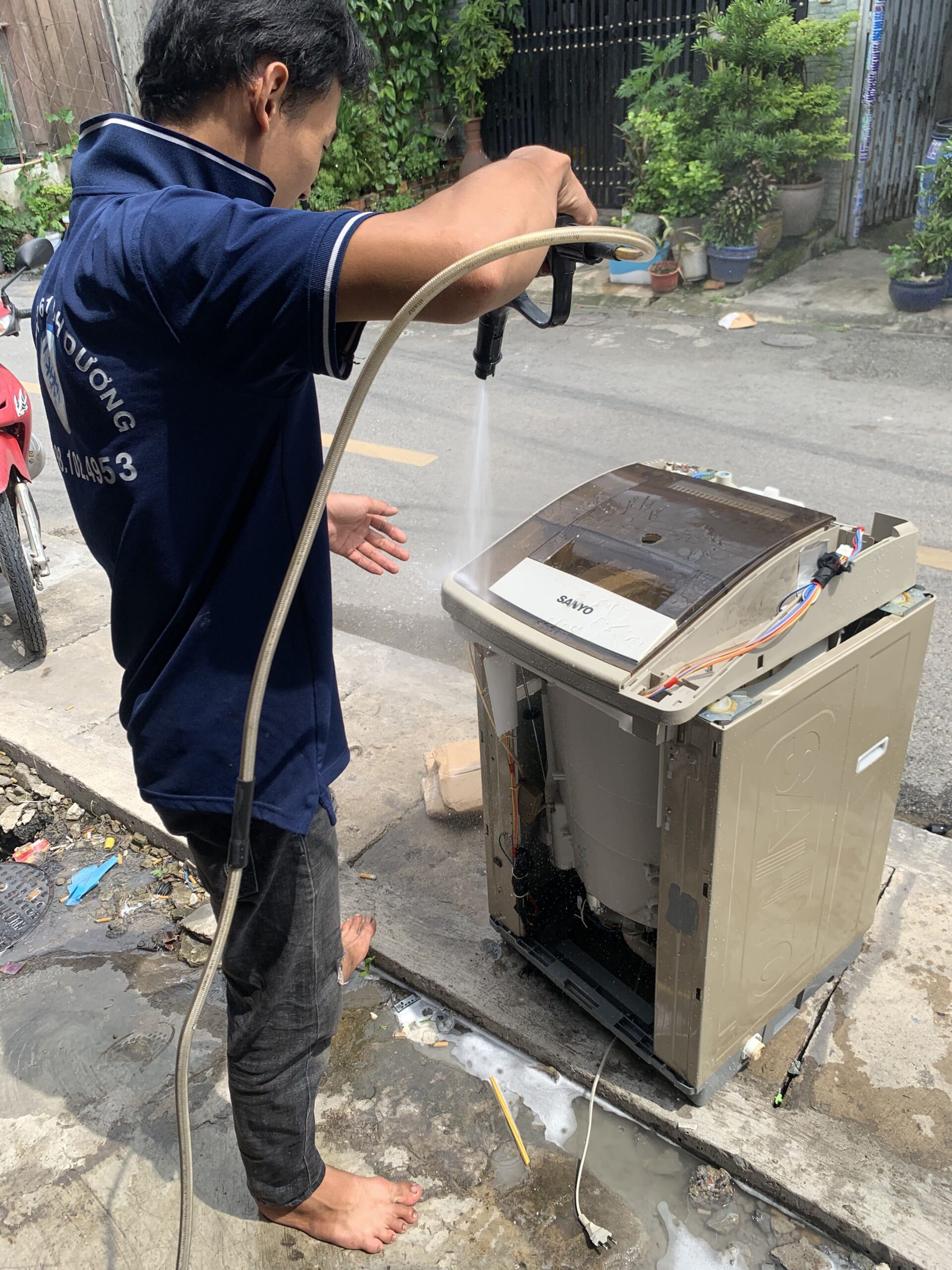 Vệ sinh lồng giặt bằng máy bơm áp lực cao đánh bay mọi cặn bẩn nấm mốc.