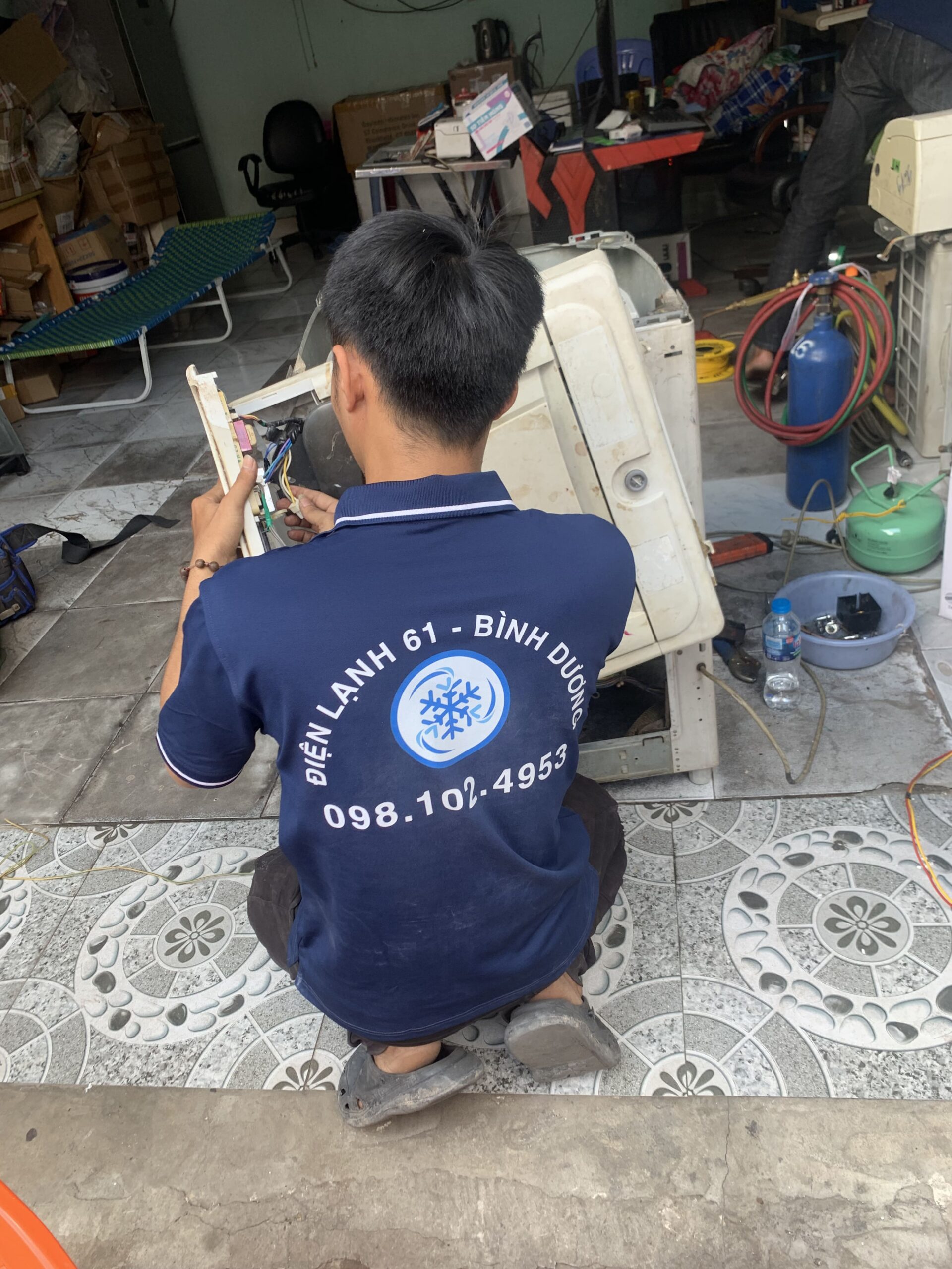 Ảnh kỹ thuật viên đang dùng cờ-lê để siết ốc căn chỉnh độ căng dây