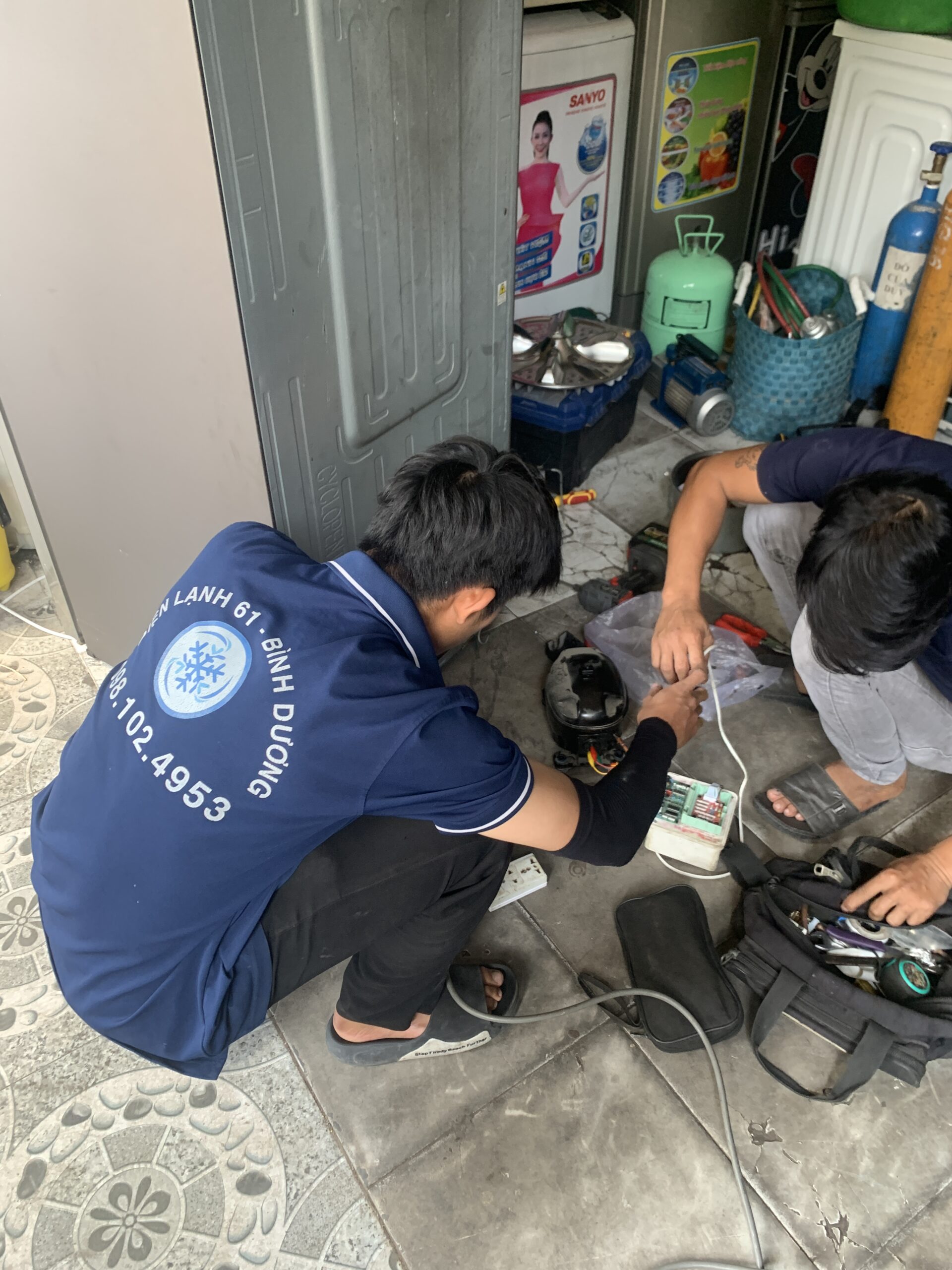 Cận cảnh Block (máy nén) tủ lạnh chính hãng chuẩn bị thay thế cho khách hàng