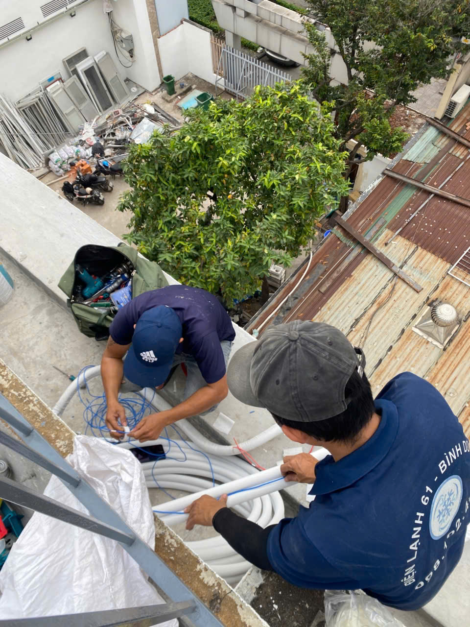 Đội ngũ Điện Lạnh 61 ra quân thi công hệ thống máy lạnh trường học tại Dĩ An.