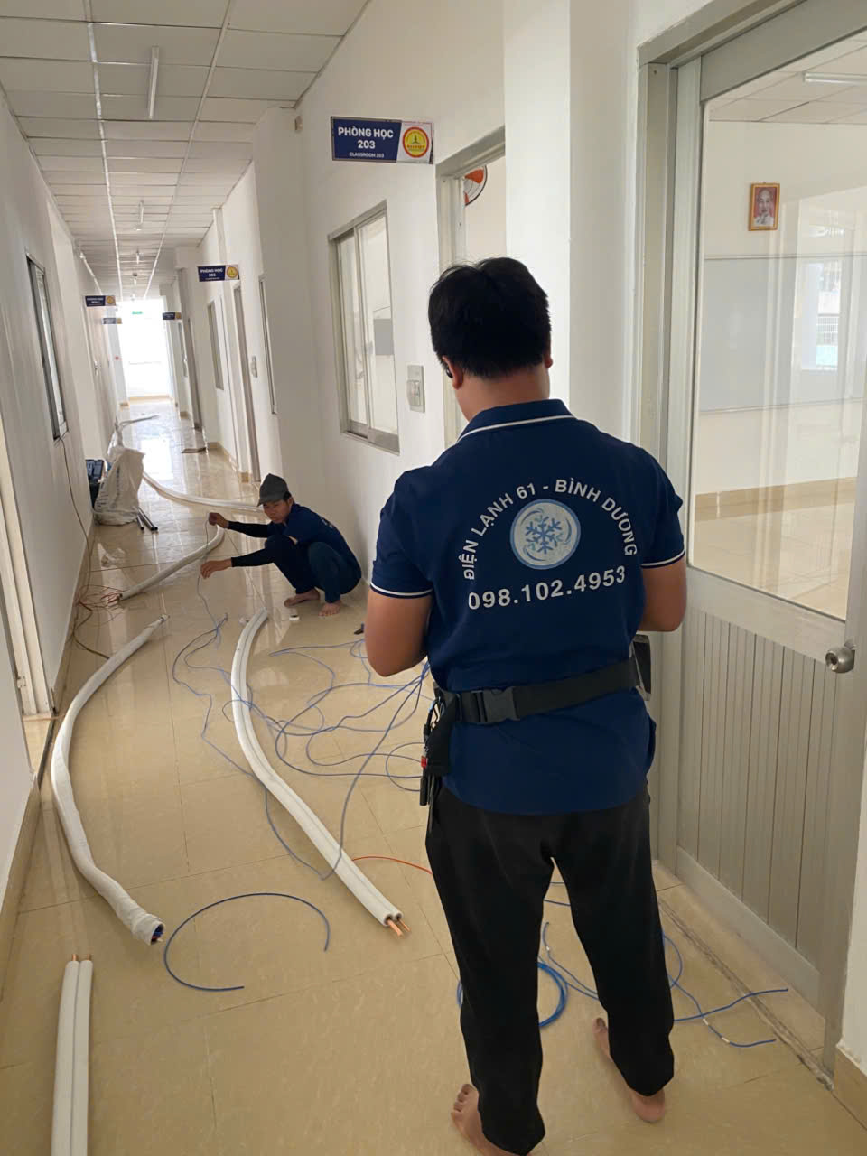 Đường ống được đi nẹp vuông thẩm mỹ, đảm bảo an toàn cho lớp học