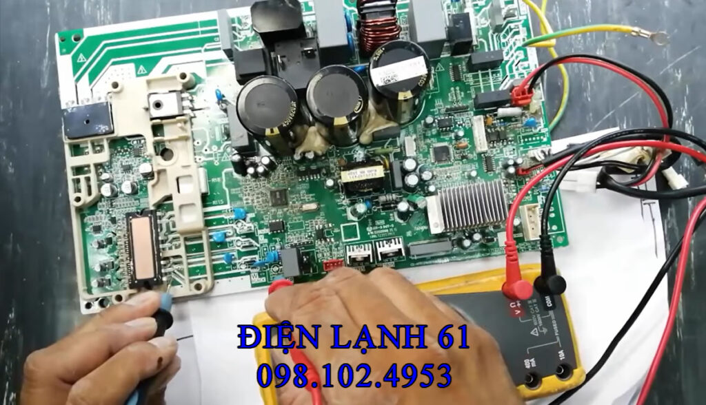 Hình ảnh bo mạch máy lạnh bị cháy đen do thạch sùng làm tổ