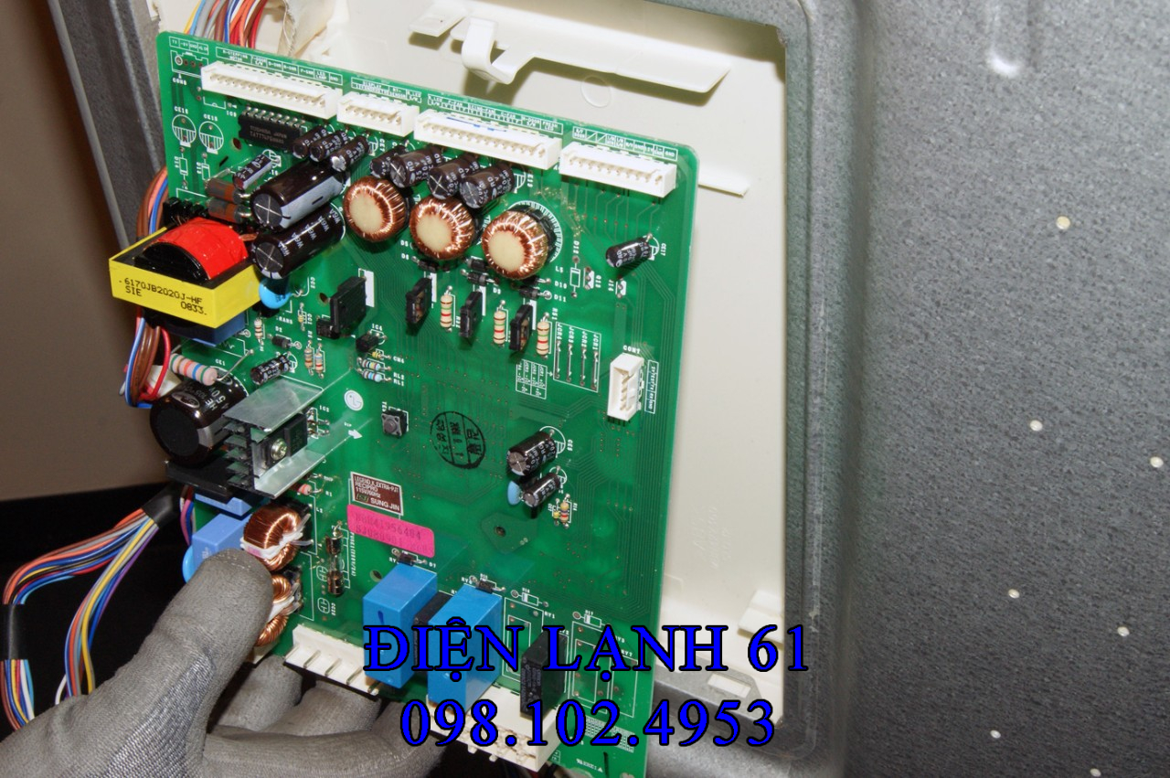 Hình ảnh bo mạch tủ lạnh bị cháy đen do thạch sùng làm tổ