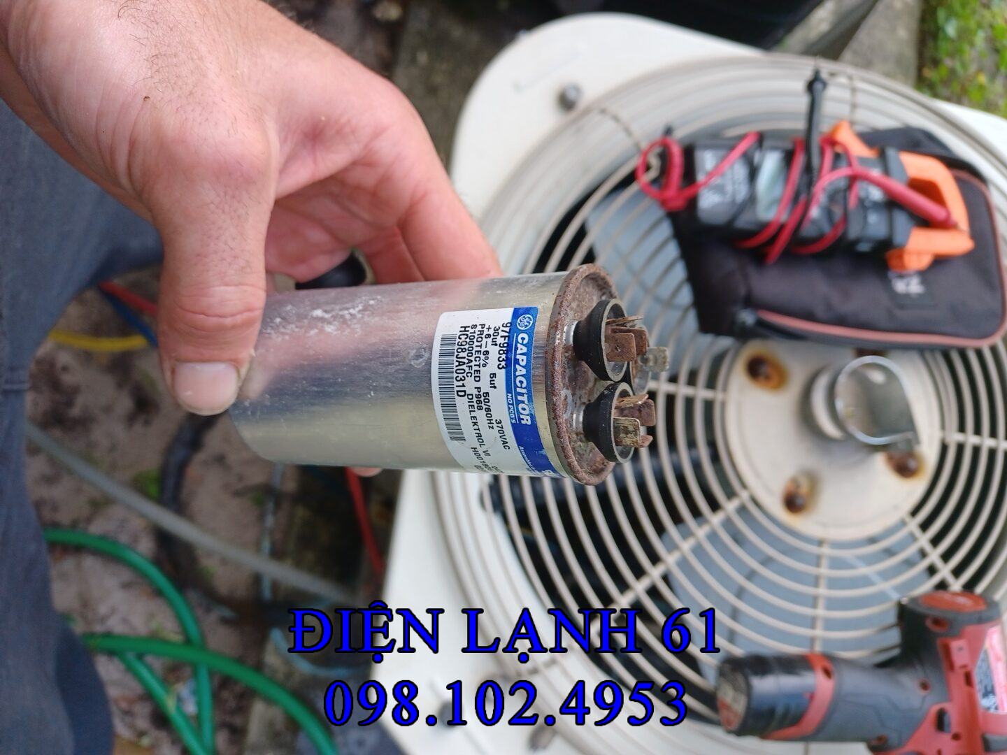 Hình ảnh tụ điện máy lạnh bị phồng và chảy dầu