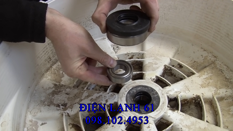 Hình ảnh vòng bi bạc đạn máy giặt bị vỡ và rỉ sét