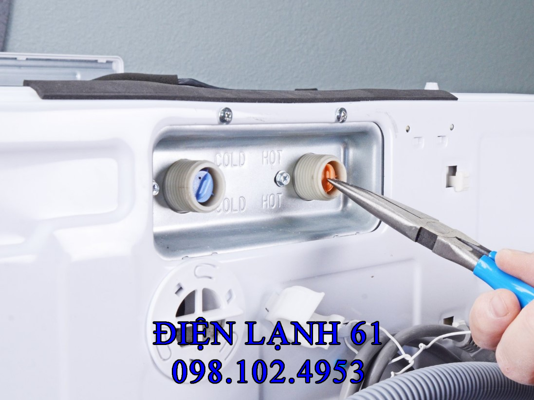 Hướng dẫn vệ sinh lưới lọc van cấp nước máy giặt.