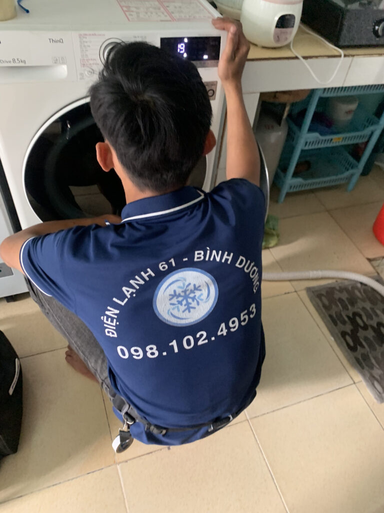 Kỹ thuật viên Điện Lạnh 61 báo giá và tiến hành thay công tắc cửa máy giặt cửa ngang tại Dĩ An