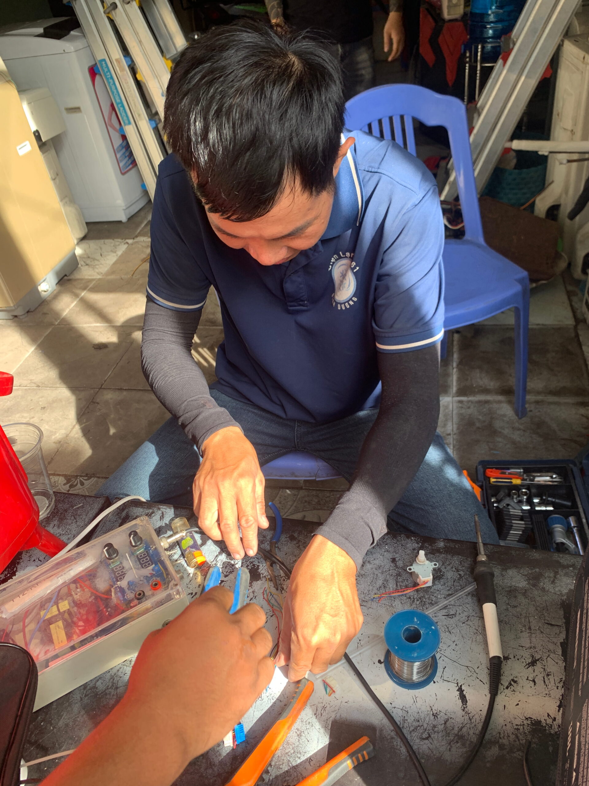 Kỹ thuật viên Điện Lạnh 61 đang kiểm tra bo mạch tủ lạnh Hitachi Inverter 6 cánh tại Dĩ An