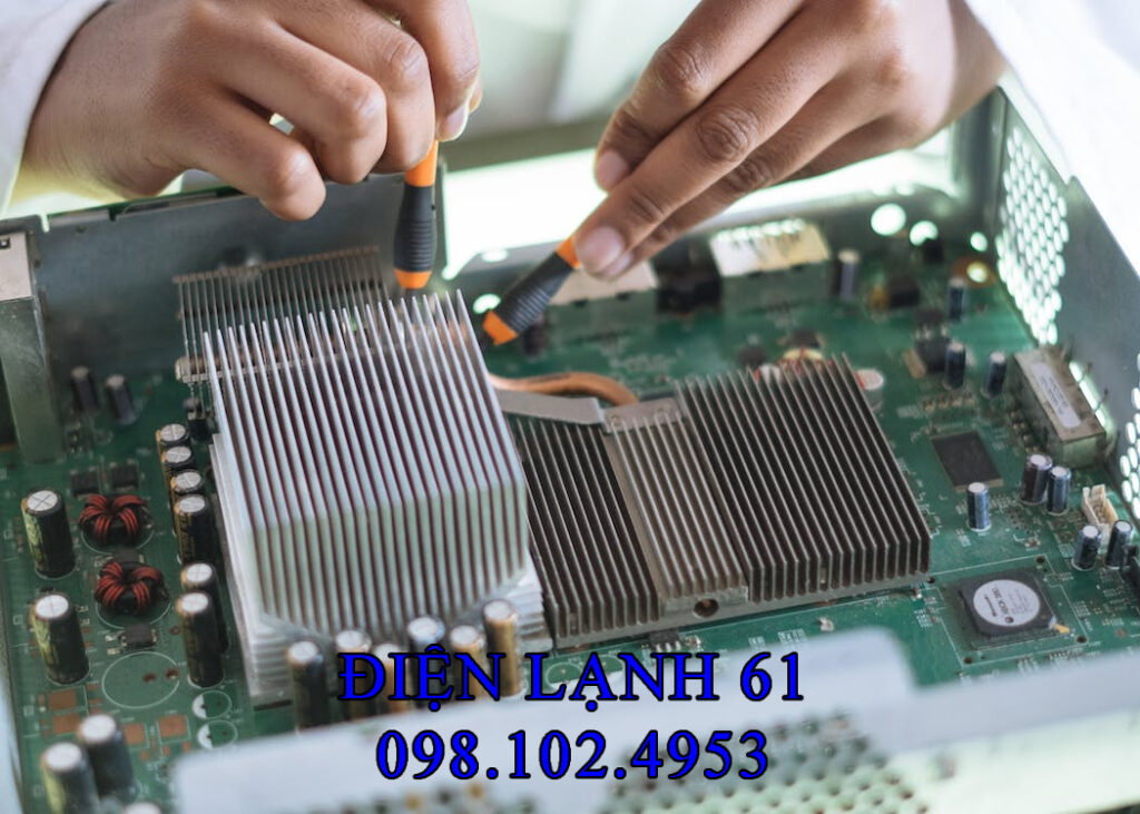 Kỹ thuật viên Điện Lạnh 61 đang kiểm tra board mạch máy giặt Electrolux tại Dĩ An