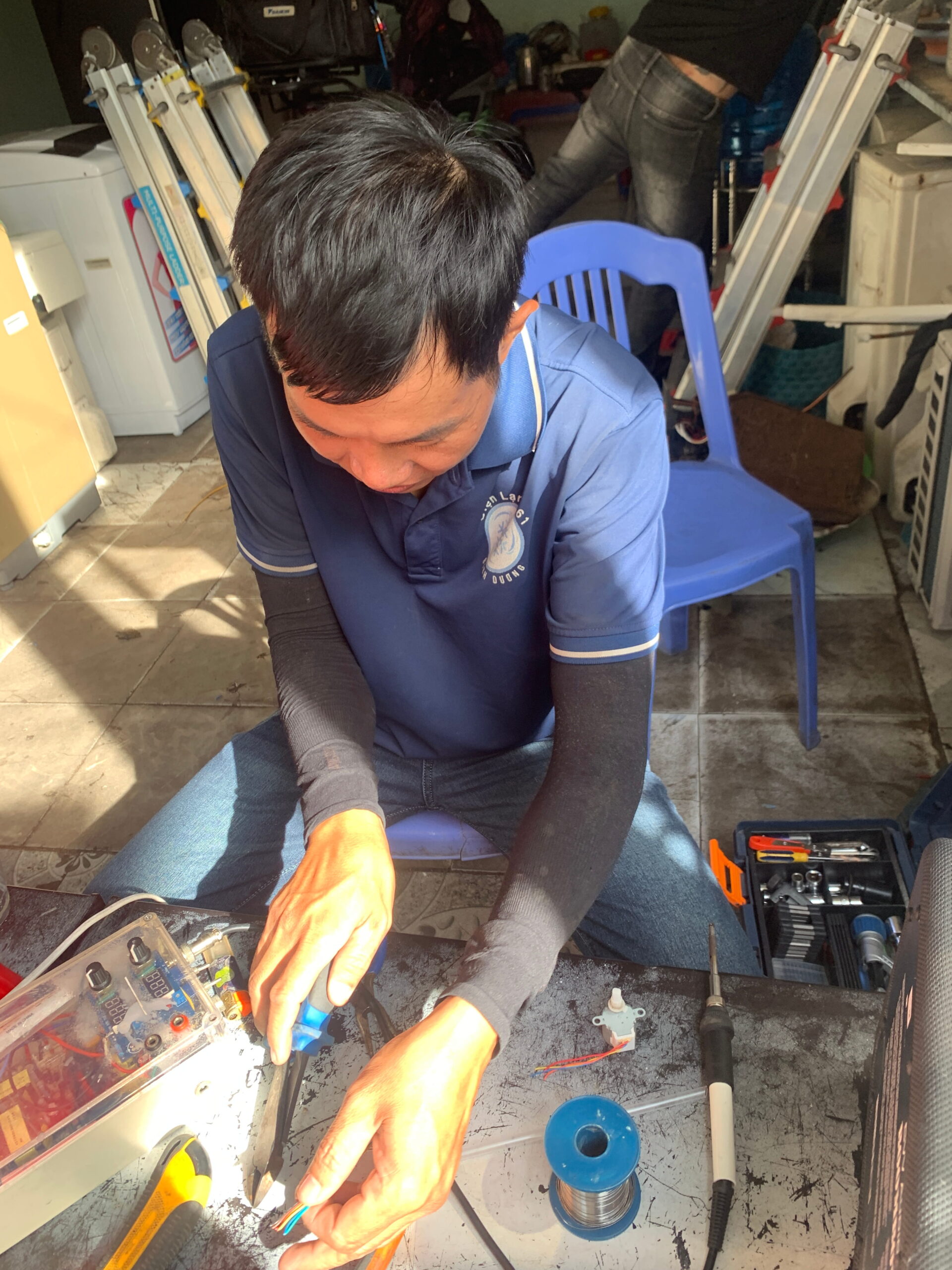 Kỹ thuật viên Điện Lạnh 61 đang kiểm tra board mạch máy lạnh Daikin Inverter tại Dĩ An