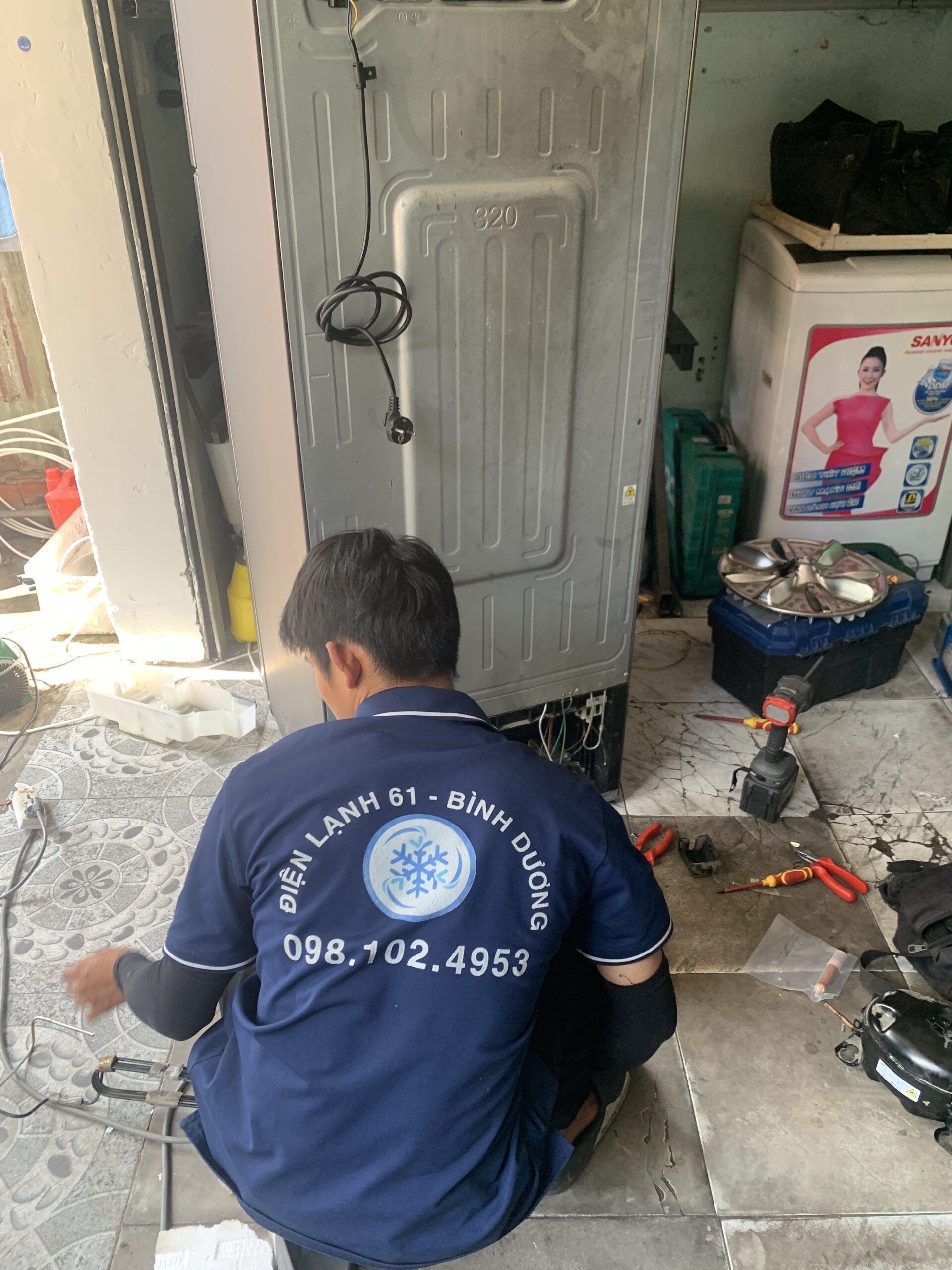 Kỹ thuật viên Điện Lạnh 61 đang nạp gas R600a cho tủ lạnh Hitachi Inverter tại Dĩ An