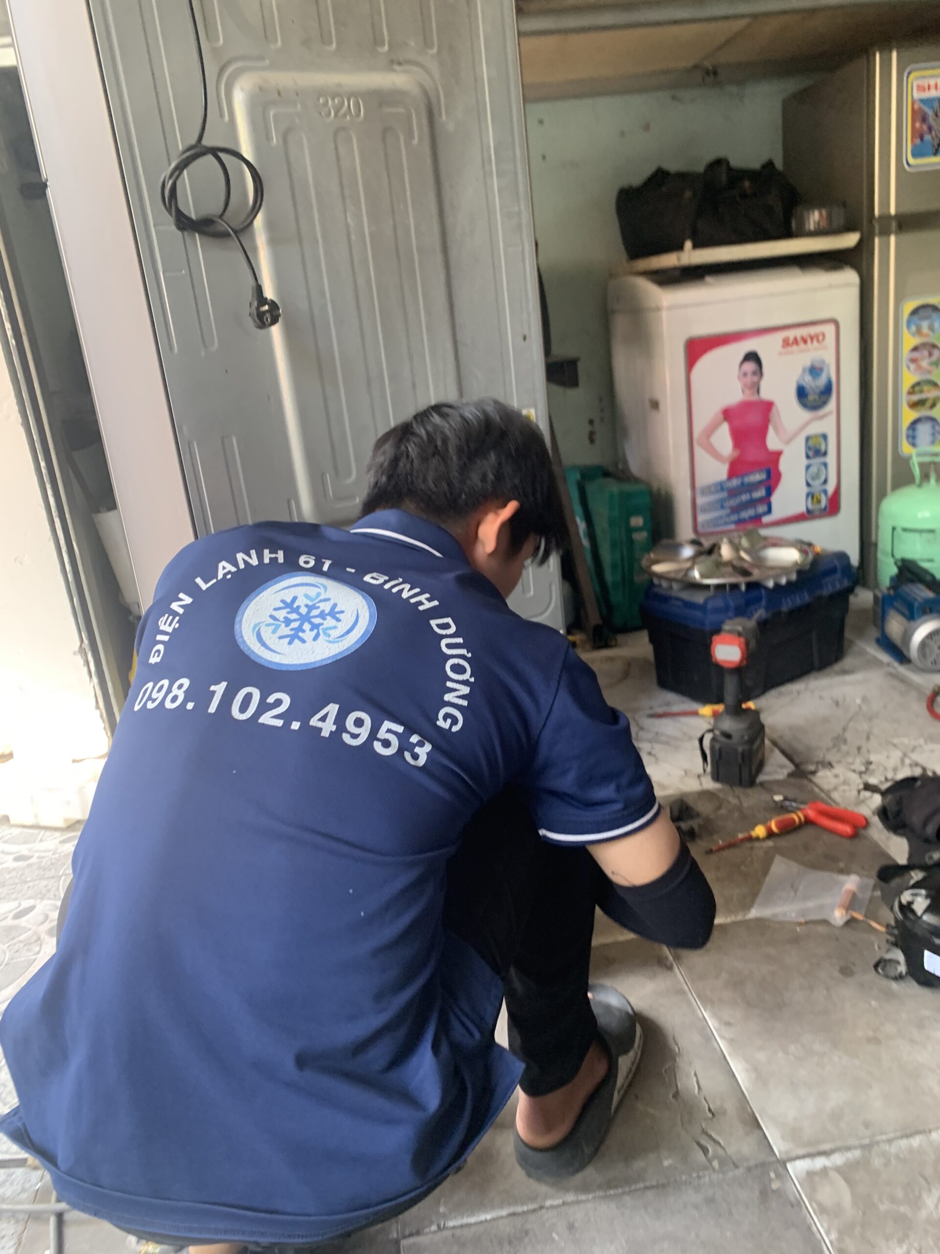 Kỹ thuật viên Điện Lạnh 61 đang thay cảm biến tủ lạnh Samsung Inverter tại Dĩ An
