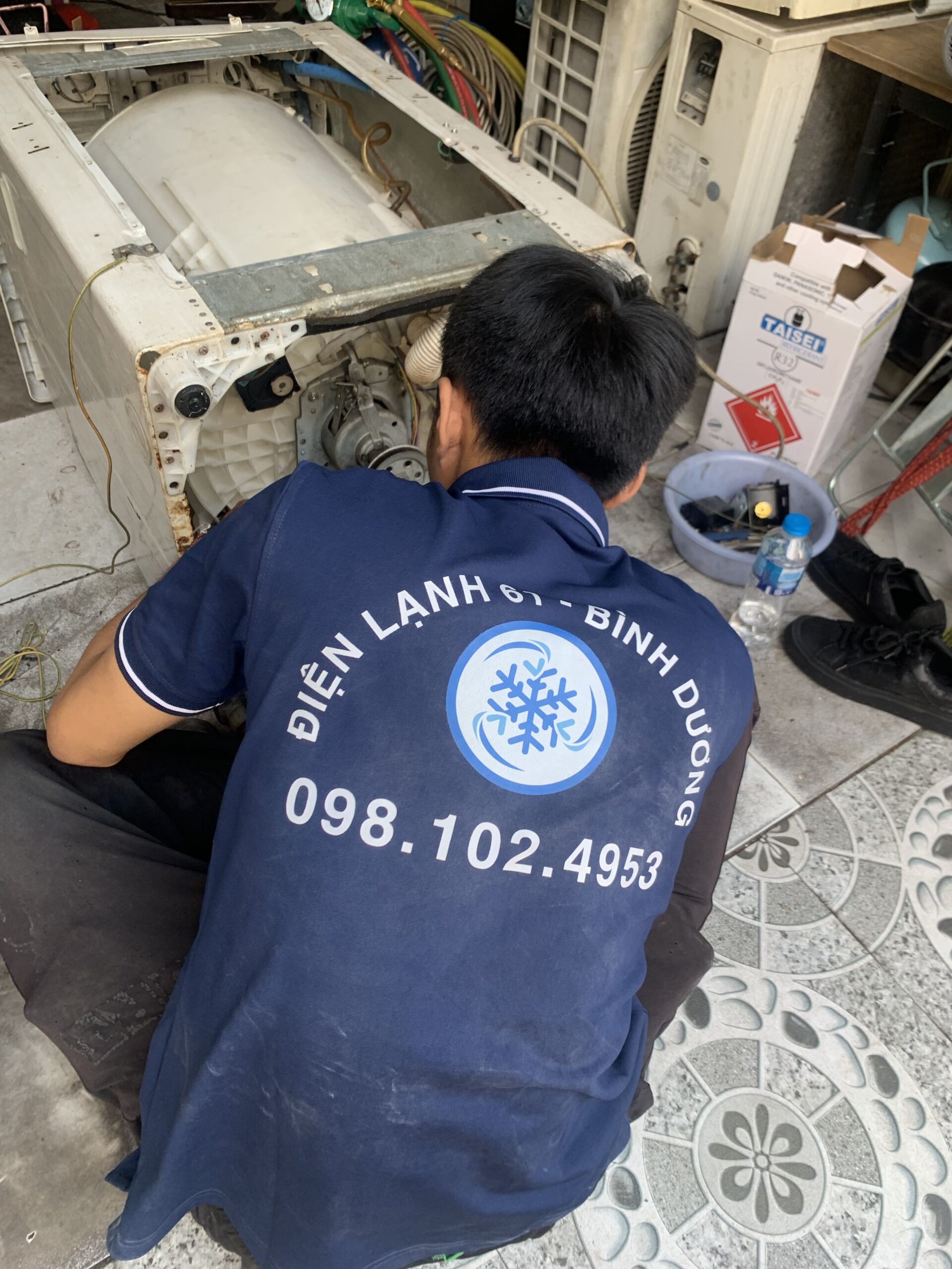 Kỹ thuật viên Điện Lạnh 61 đang thay motor máy giặt LG tại Dĩ An