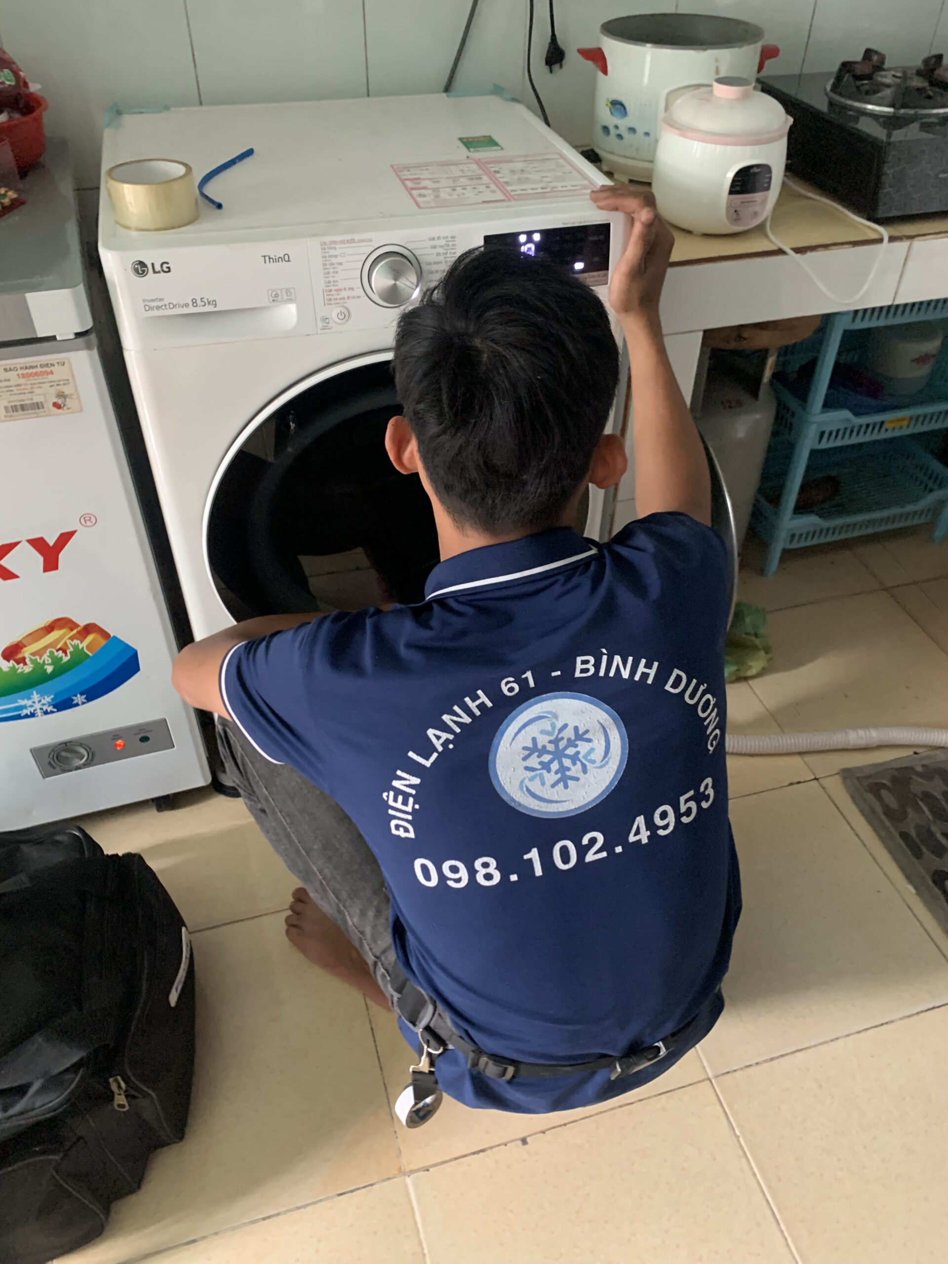 Kỹ thuật viên Điện Lạnh 61 đang thay phao cảm biến máy giặt Toshiba tại Dĩ An