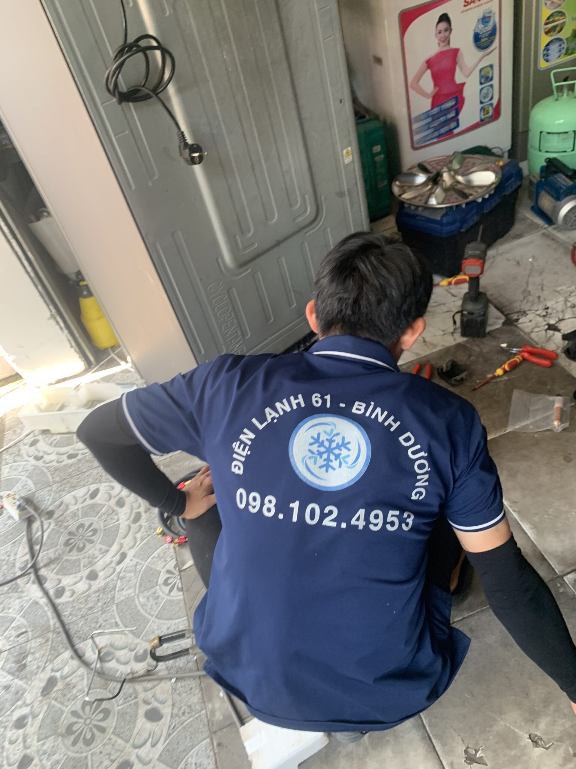 Kỹ thuật viên Điện Lạnh 61 đang thay ron tủ lạnh Samsung tại Dĩ An