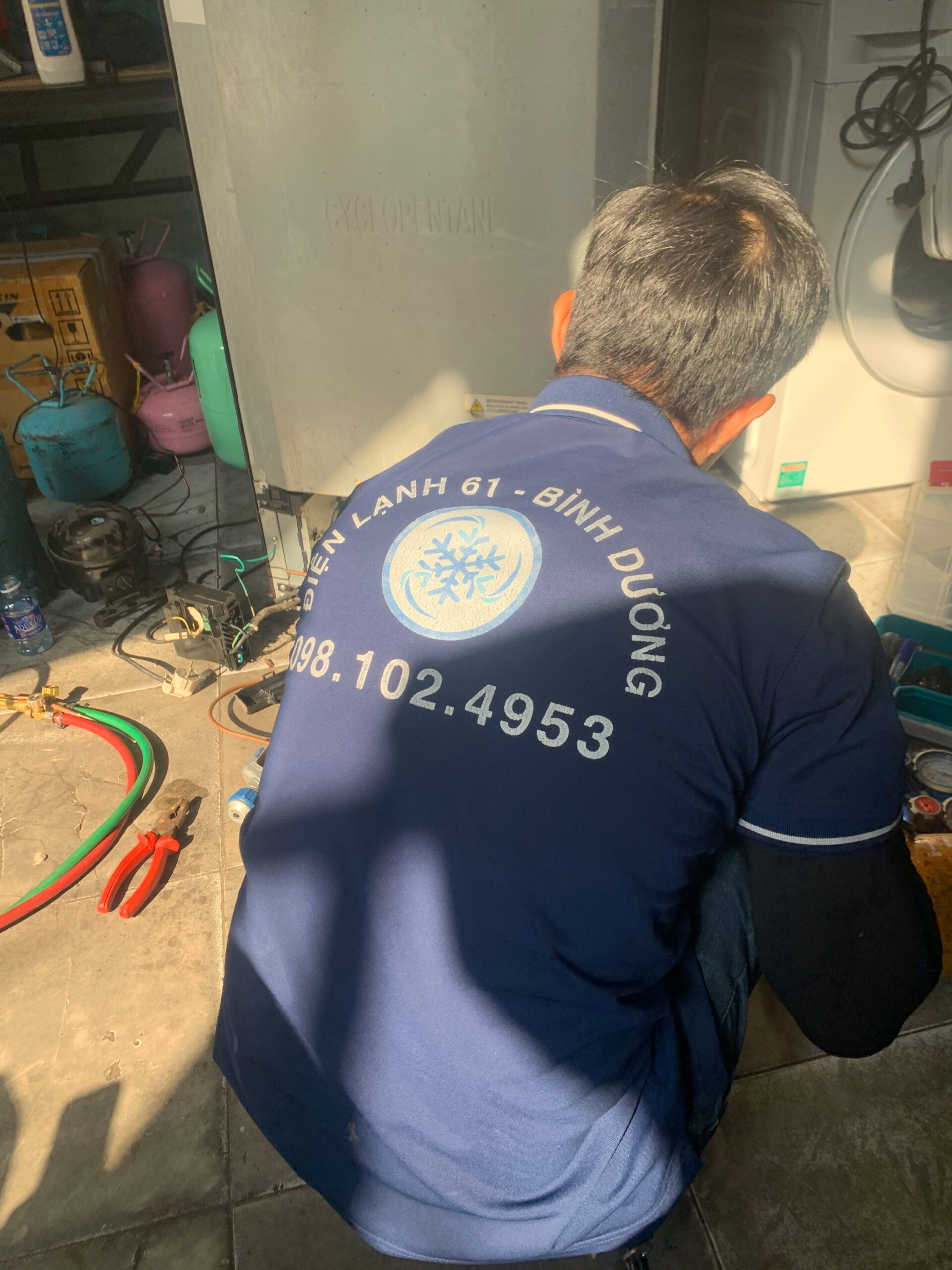 Kỹ thuật viên Điện Lạnh 61 đang thay sò lạnh tủ lạnh Toshiba tại Dĩ An