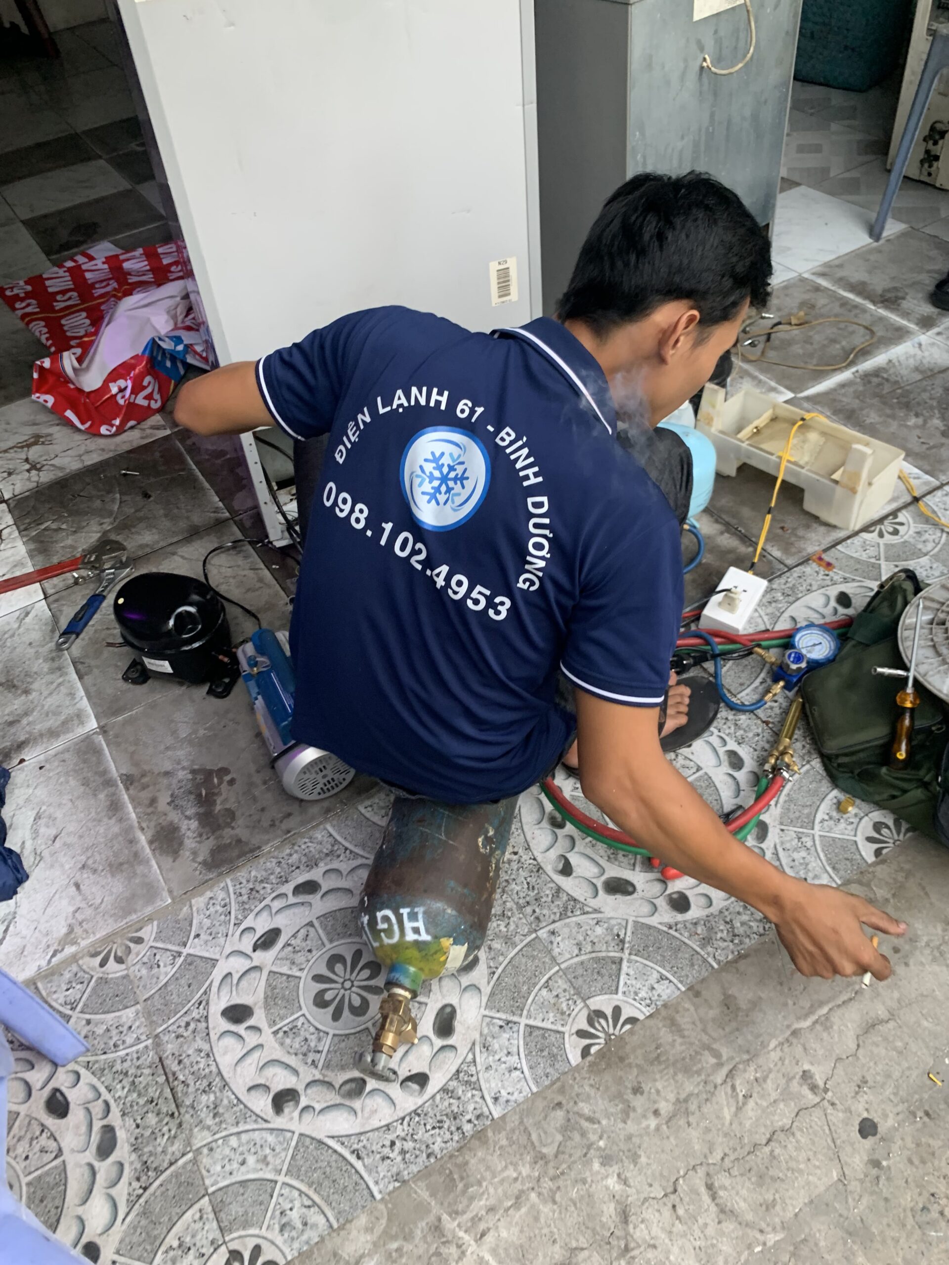 Kỹ thuật viên đang kiểm tra và nạp gas R600a cho tủ lạnh Inverter tại nhà