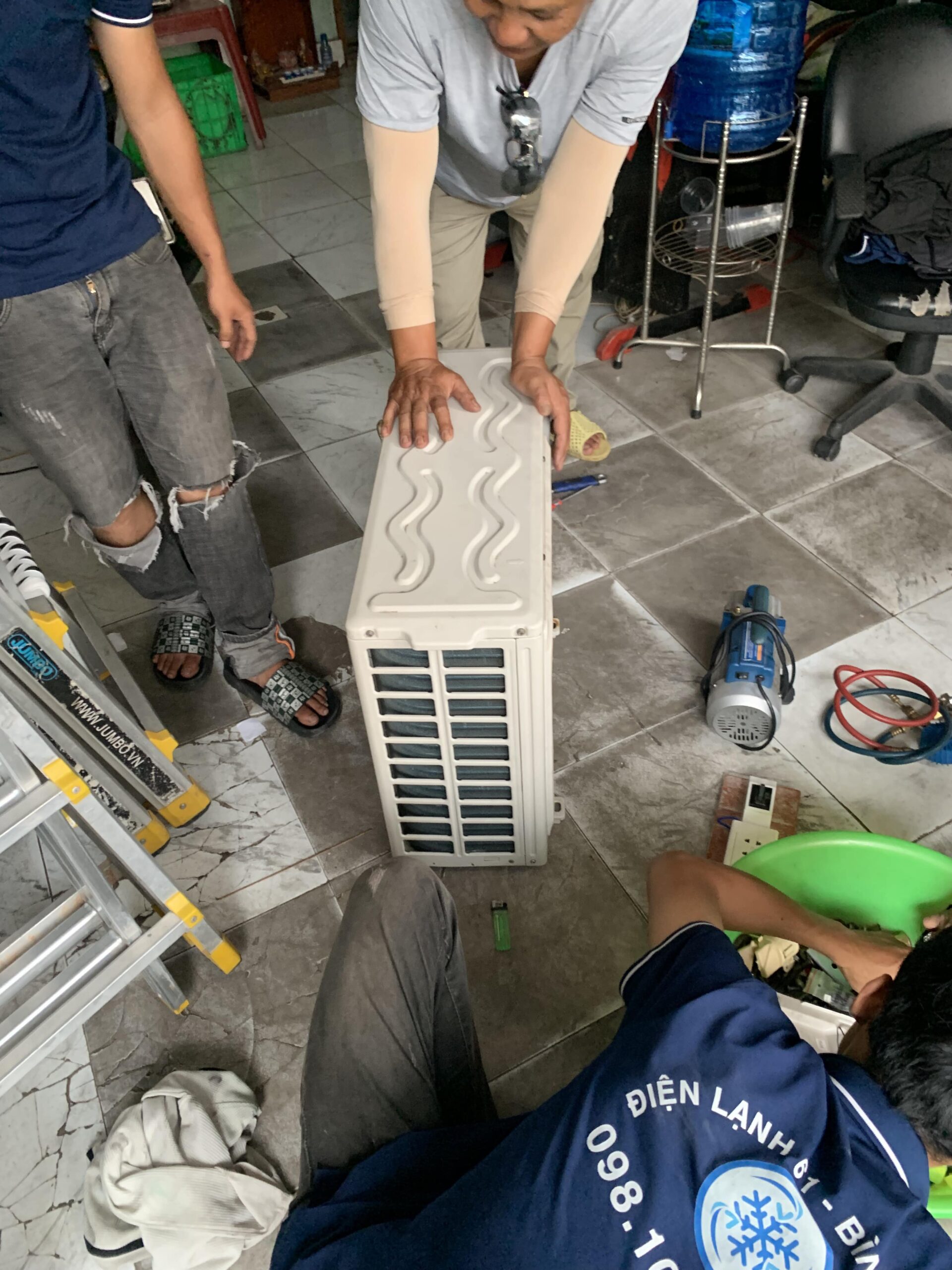 Kỹ thuật viên đang sử dụng máy hút chân không chuyên dụng