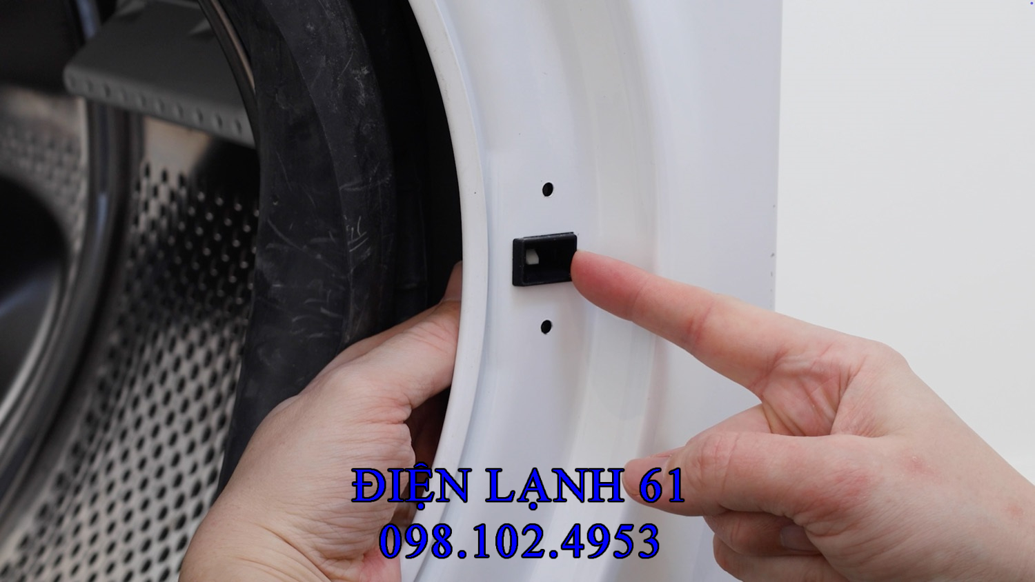 Tay nắm cửa máy giặt bị gãy do cố cạy cửa