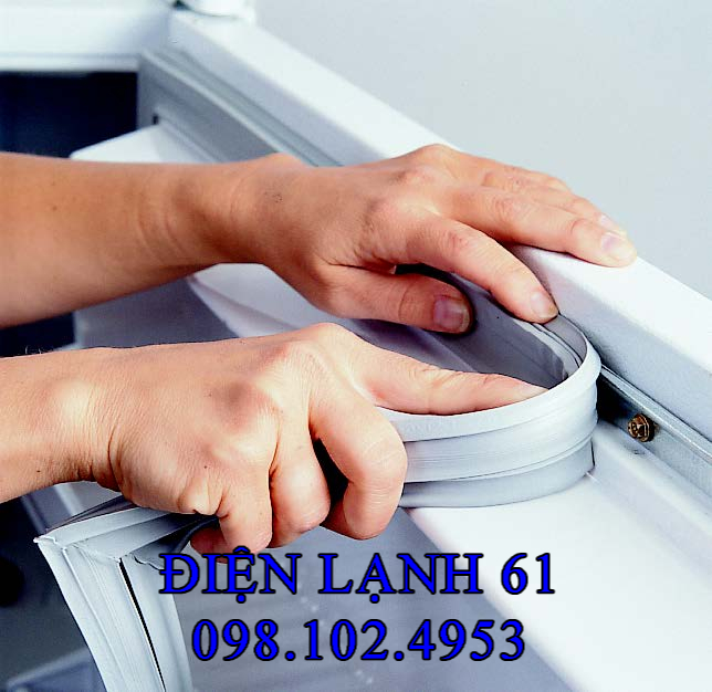 Thợ Điện Lạnh 61 đang ép ron mới vào cánh cửa tủ lạnh, cận cảnh góc hàn