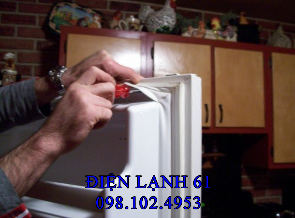 Thợ đang dùng máy hàn nhiệt để nối góc ron tủ lạnh