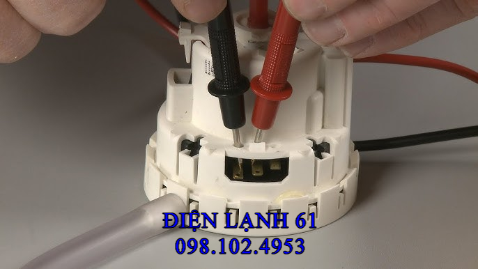 Thợ kiểm tra phao máy giặt tại nhà