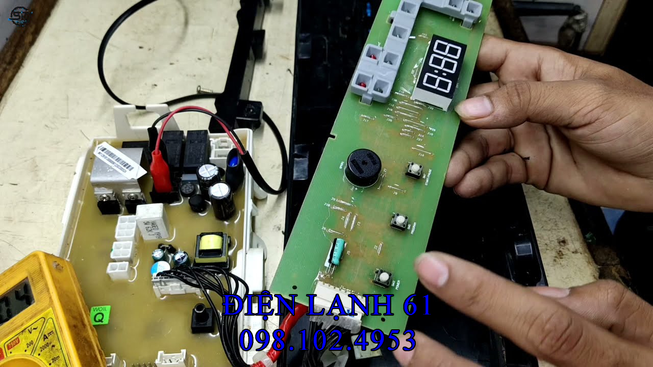 Thợ sửa bo mạch đang thay thế IC nguồn máy giặt LG