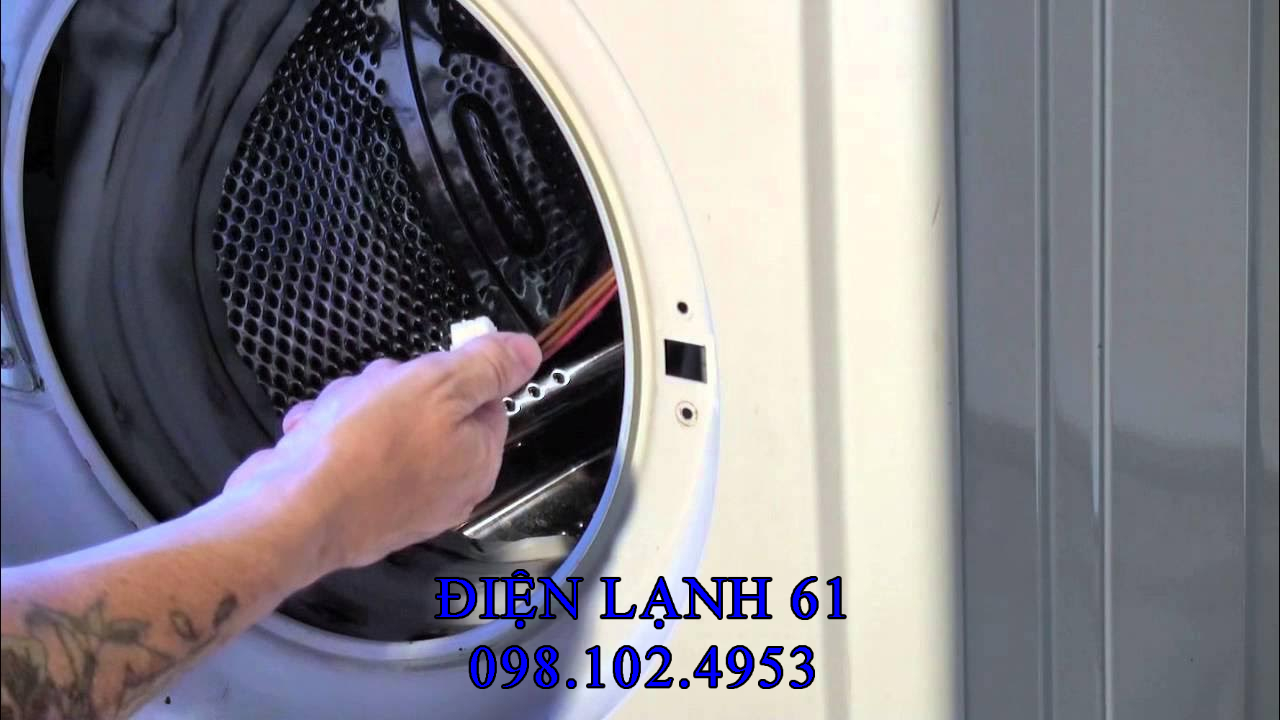Thợ sửa máy giặt đang dùng dây mở cửa khẩn cấp