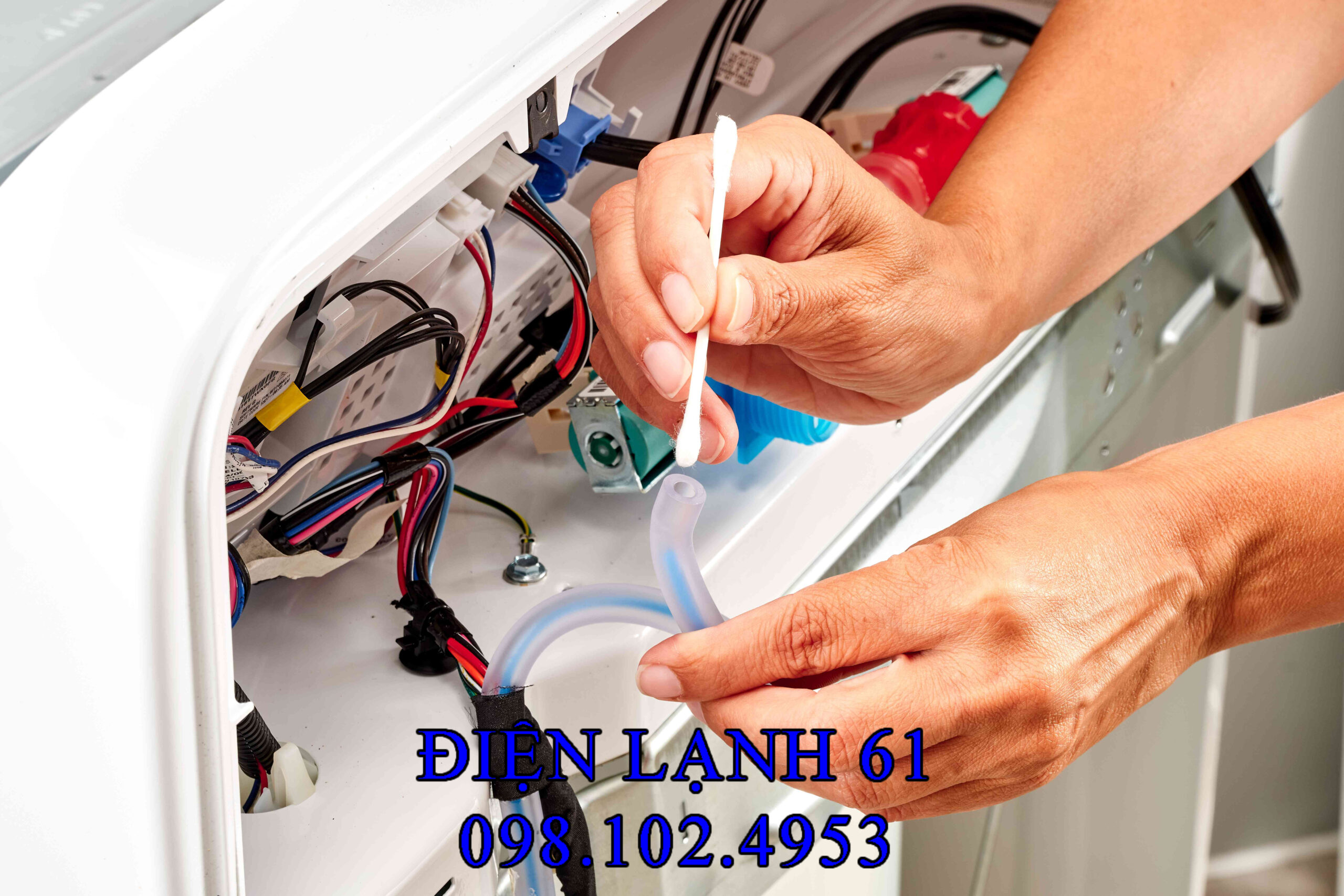 Thợ sửa máy giặt đang kiểm tra ống hơi áp lực