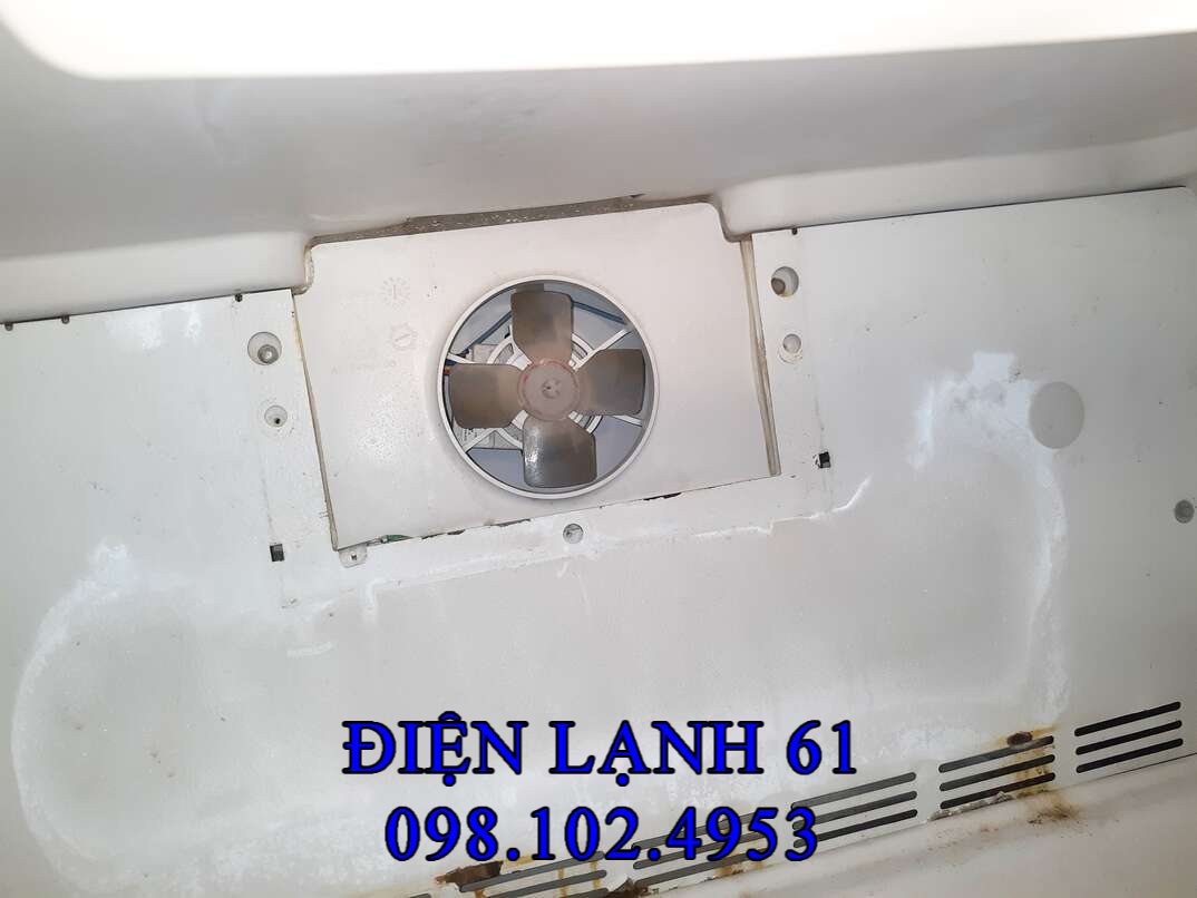 Thợ sửa tủ lạnh Điện Lạnh 61 đang thay quạt gió tủ lạnh Hitachi Inverter tại Dĩ An