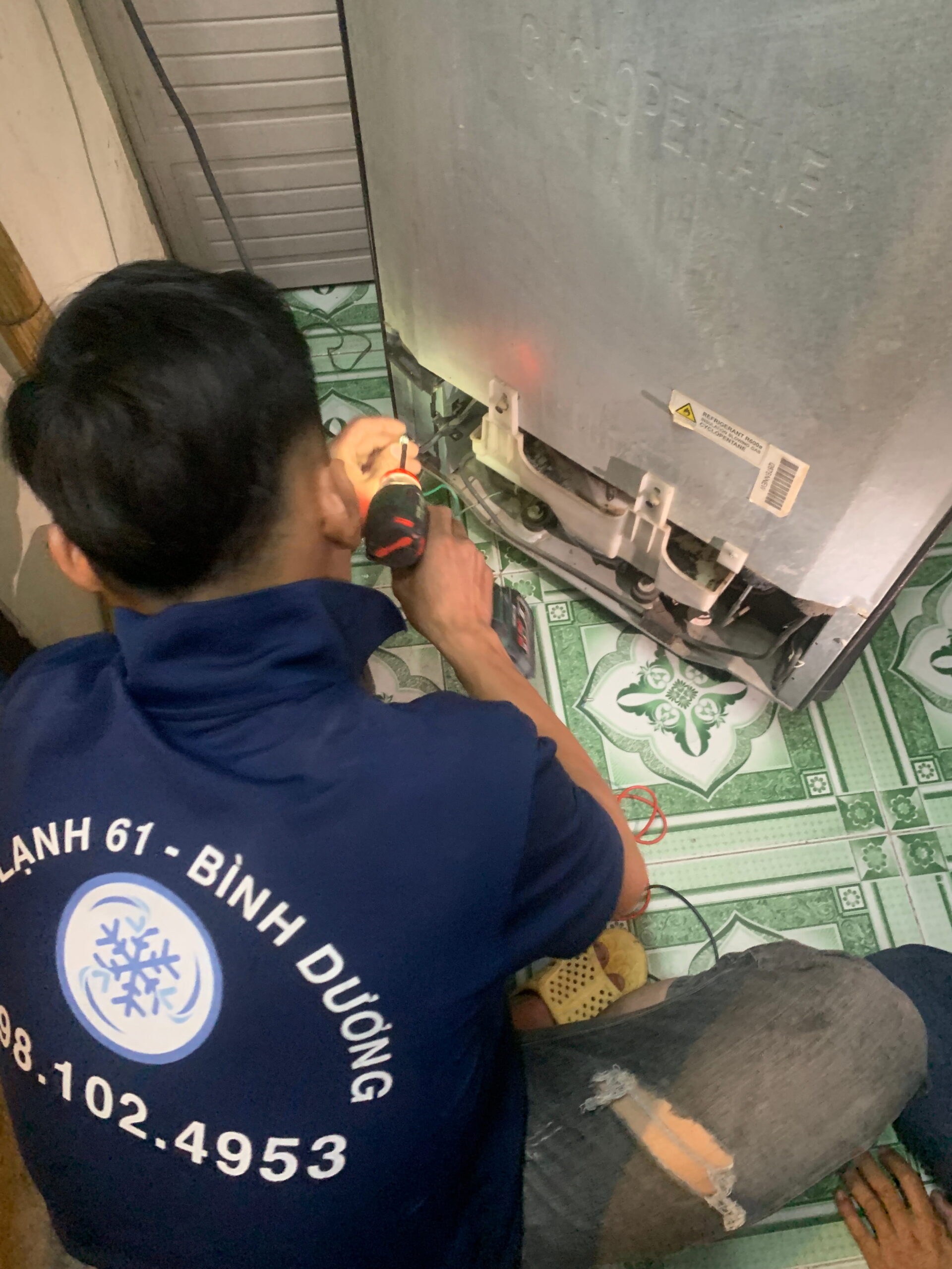 Thợ sửa tủ lạnh của Công ty Điện Lạnh 61 đang kiểm tra lỗi tại nhà