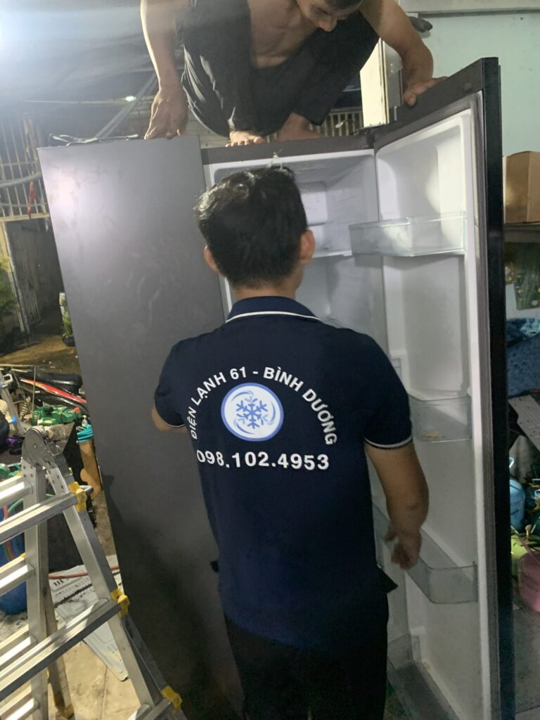 Thợ sửa tủ lạnh tại nhà Điện Lạnh 61 đang kiểm tra tủ Hitachi Side by Side