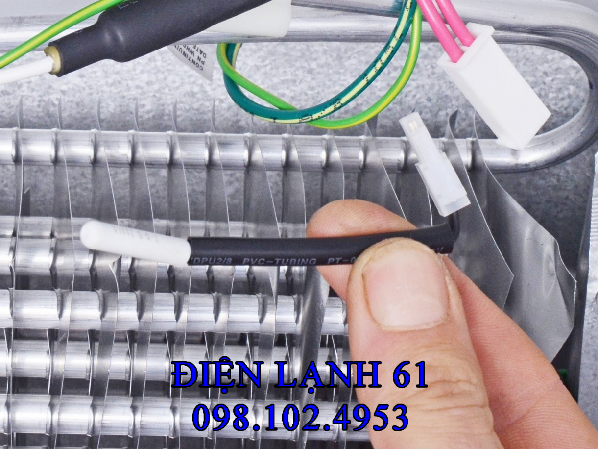 Tủ lạnh Toshiba báo lỗi nháy đèn do hỏng đầu dò nhiệt