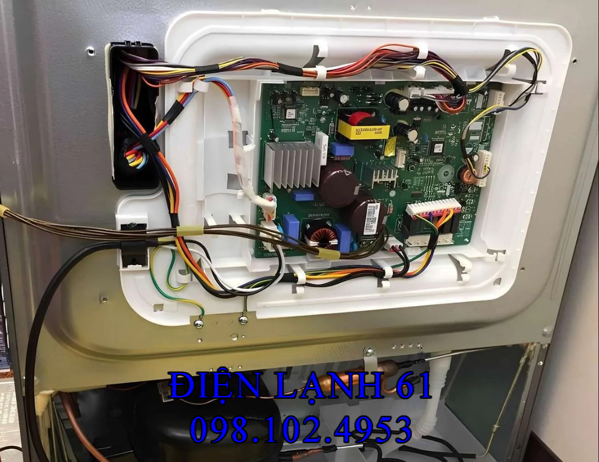 Vị trí lắp đặt bo mạch phía sau tủ lạnh