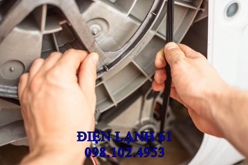 Vị trí lắp đặt dây curoa nối giữa motor và lồng giặt