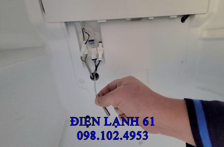 Vị trí lắp đặt sensor phá băng trên dàn lạnh tủ lạnh