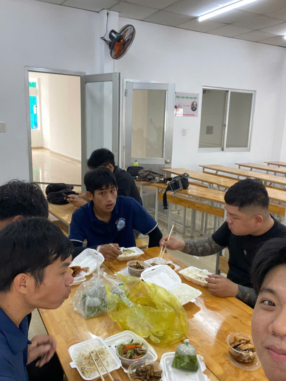 Hệ thống máy lạnh đã lắp đặt hoàn thiện, đảm bảo thẩm mỹ và an toàn cho lớp học tại Dĩ An.