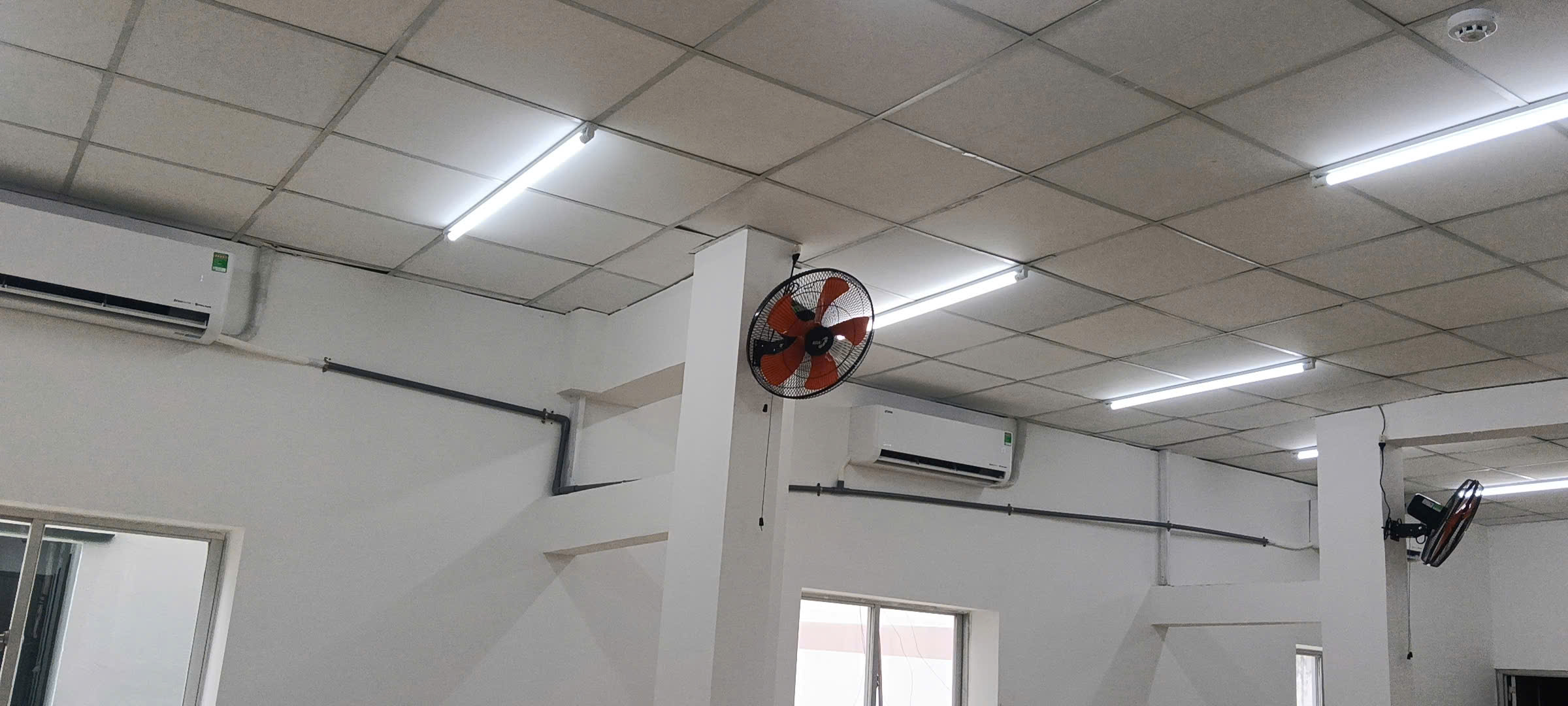 Kiểm tra áp suất gas và vận hành máy lạnh trước khi bàn giao cho nhà trường.