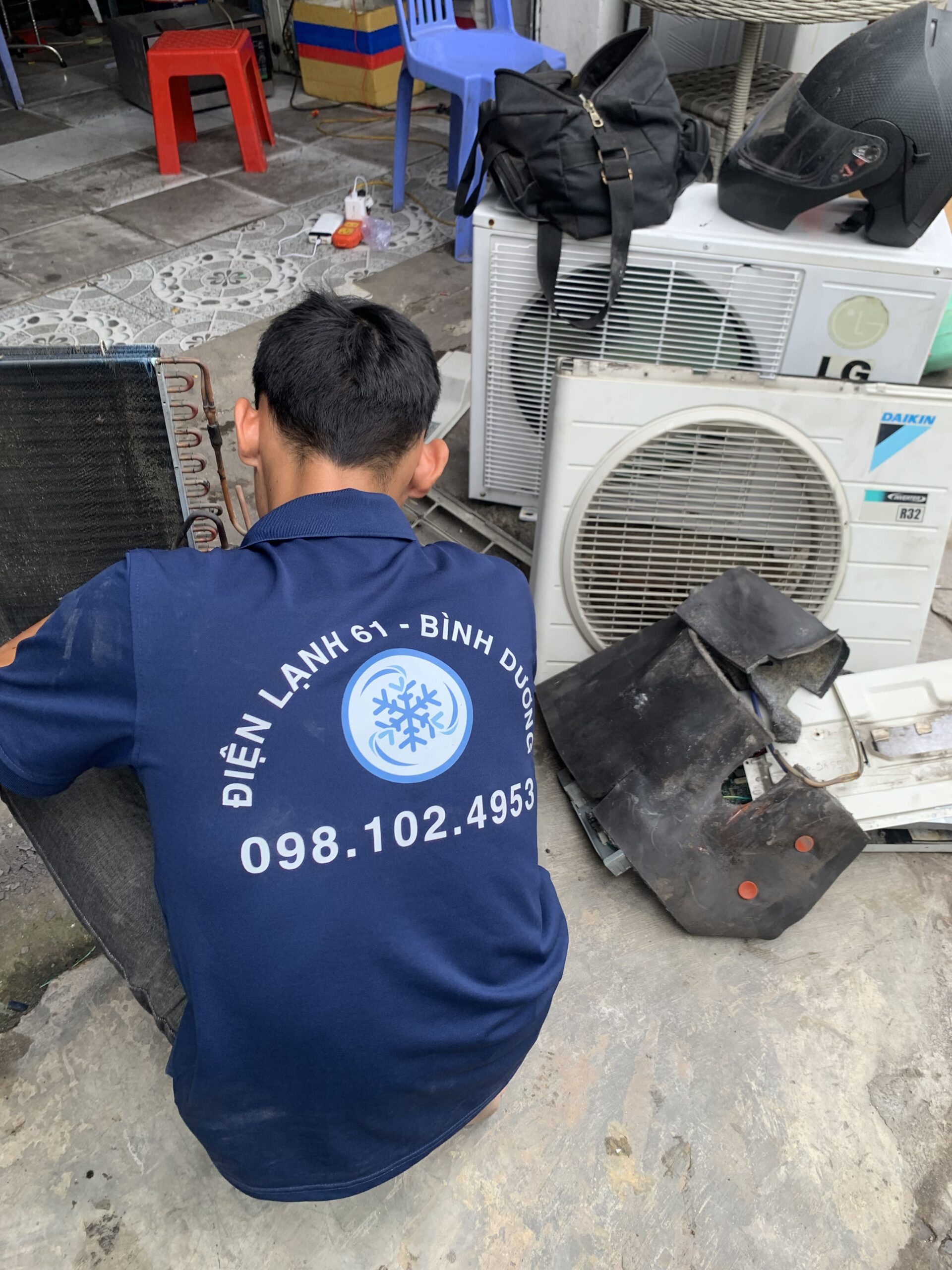 kỹ thuật viên dùng đồng hồ VOM kẹp dòng kiểm tra tụ điện