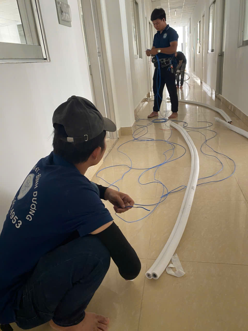 Thi công đi đường ống máy lạnh nẹp vuông thẩm mỹ, gọn gàng cho lớp học tại Dĩ An.