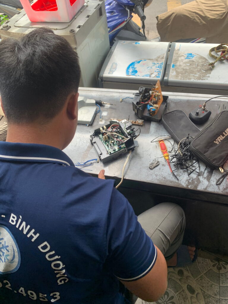 Kỹ thuật viên Điện Lạnh 61 đang dùng đồng hồ đo bo mạch tủ lạnh Hitachi