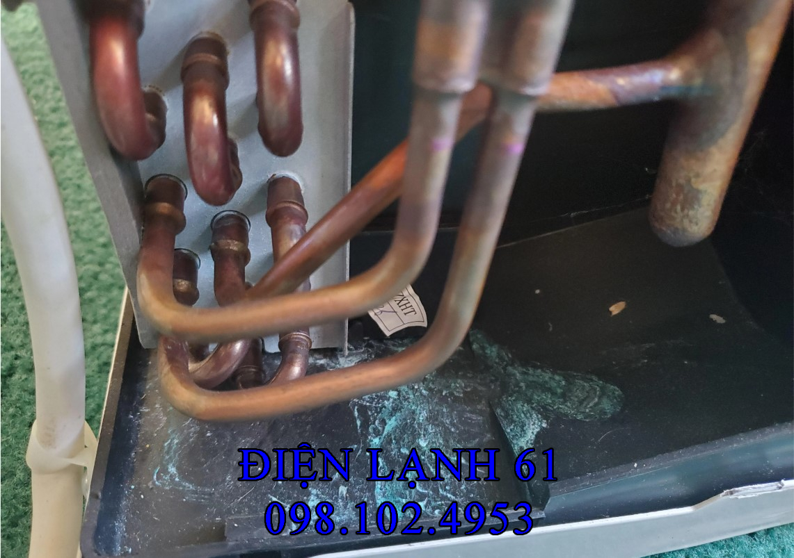 Dấu hiệu vết dầu loang trên đường ống đồng máy lạnh
