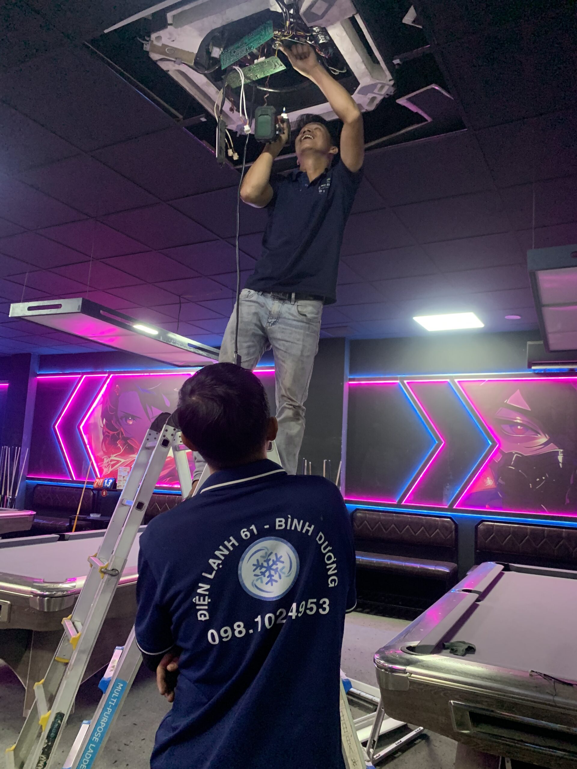 Đội ngũ điện lạnh 61 xử lý xì gas máy lạnh cho khách hàng ở Dĩ An Bình Dương