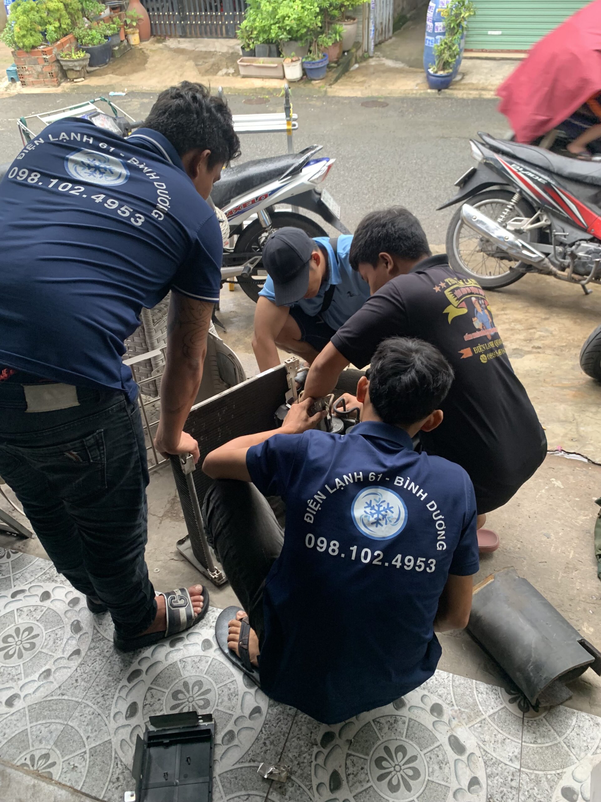 Kỹ thuật viên Điện Lạnh 61 đang dùng đồng hồ đo áp suất gas máy lạnh tại Dĩ An