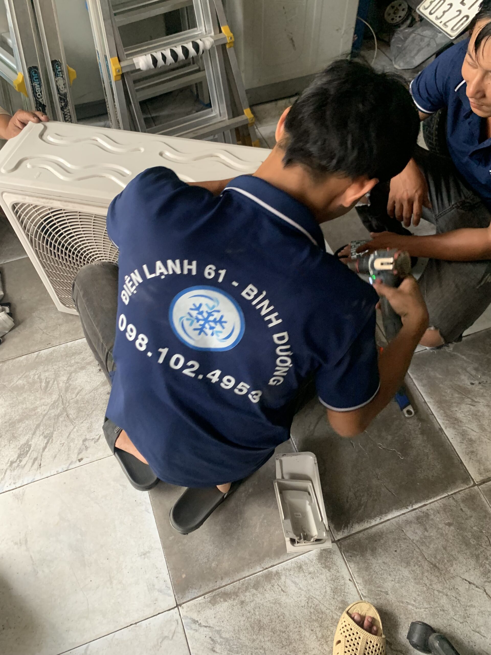 Kỹ thuật viên Điện Lạnh 61 đang thay cảm biến nhiệt độ máy lạnh Daikin tại Dĩ An