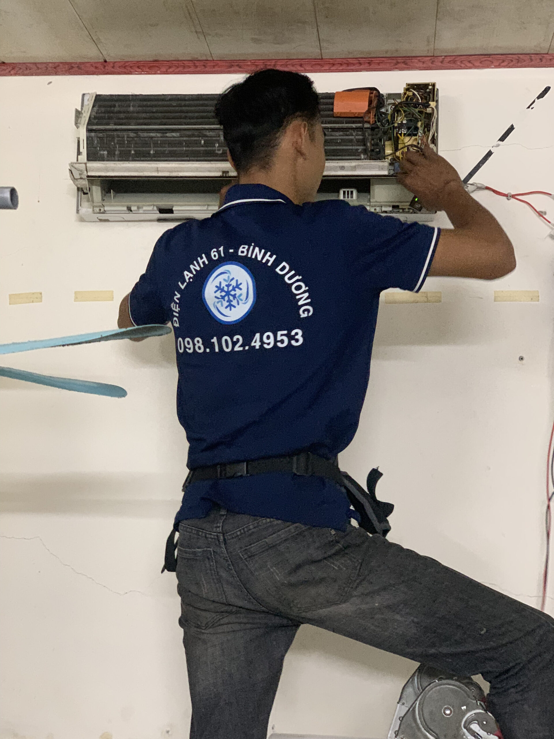Kỹ thuật viên Điện Lạnh 61 đang thay quạt dàn lạnh máy lạnh Toshiba tại Dĩ An